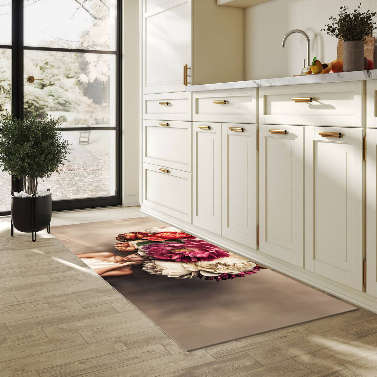 Geruchsneutraler rutschfester Küchenläufer mit Motiv Blumenhut Portrait in heller Küche