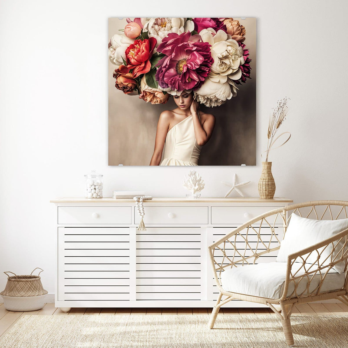 Glasbild Frau mit Blumenhut an der Wand – Frau in cremefarbenem Kleid mit riesigem Hut aus Pfingstrosen und Rosen