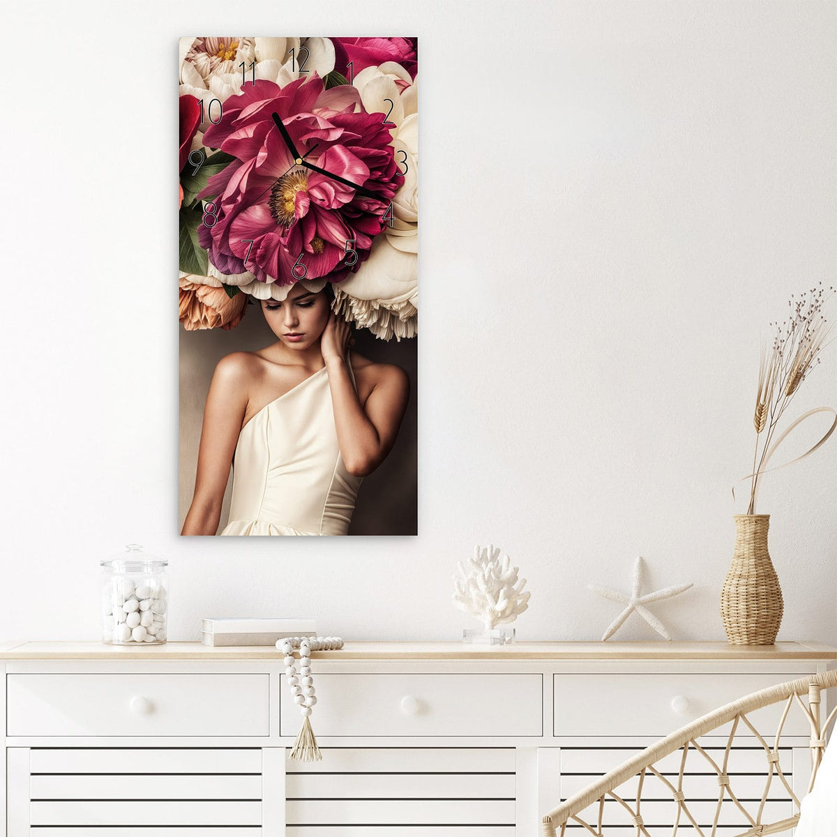 Wanduhr Blumenhut Portrait aus Glas – Hochformat 30 × 60 cm – Frau mit übergroßem Blumenhut