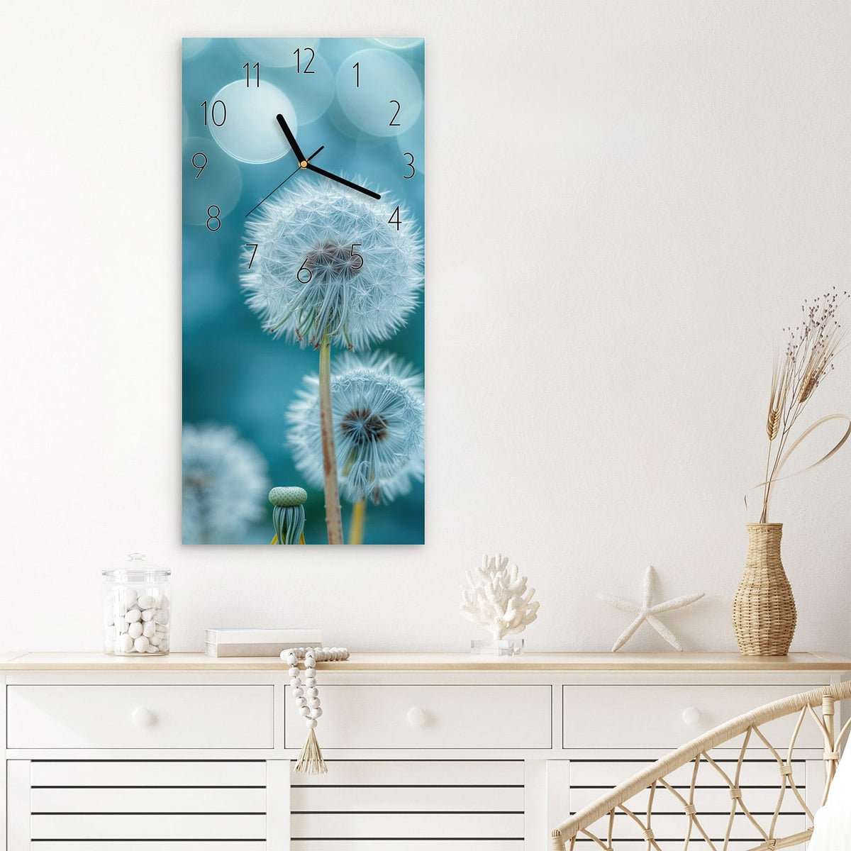 Wanduhr Löwenzahnwiese aus Glas – Hochformat 30 × 60 cm – Pusteblumen in kühlem Blau