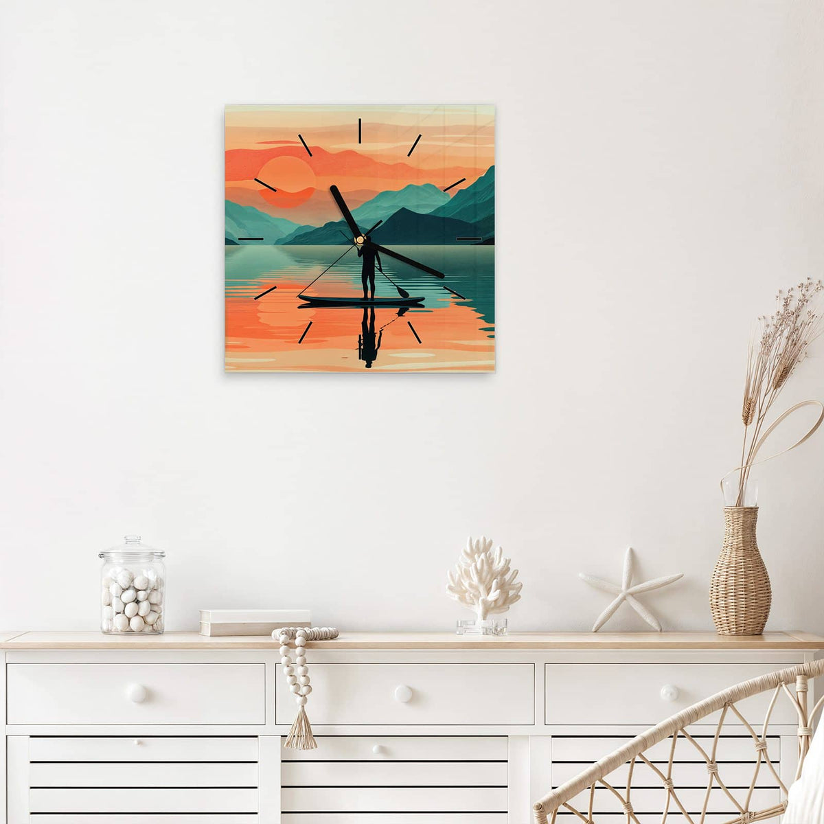 Quadratische Wanduhr aus Glas Paddler im Abendrot mit Ziffernblatt Linie über einem weißen Sideboard