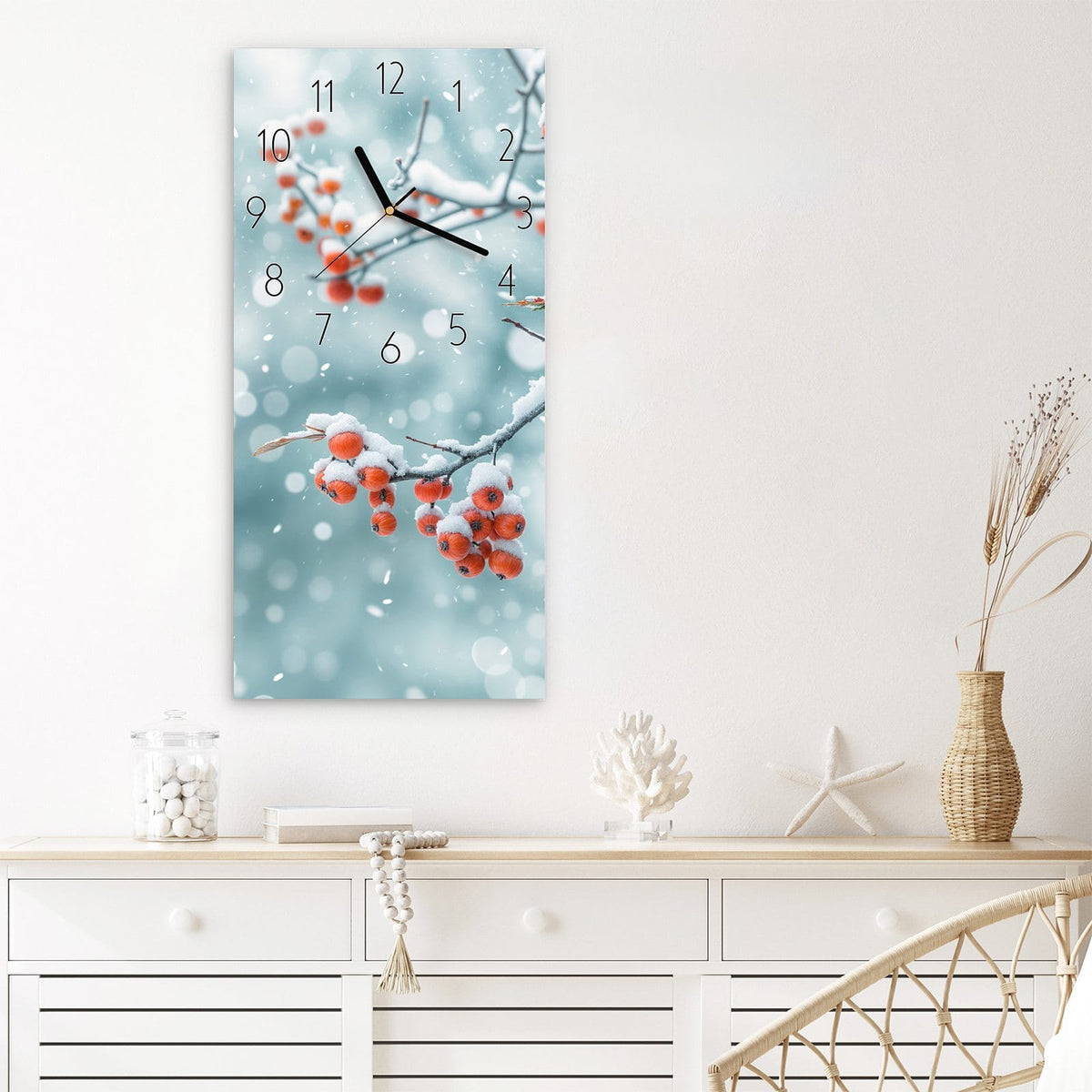 Wanduhr Beeren im Schnee aus Glas – Hochformat 30 × 60 cm – Rote Beeren an verschneiten Zweigen