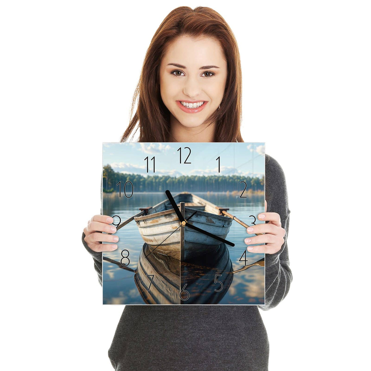 Quadratische Wanduhr aus Glas Ruderboot am Waldsee in zwei Händen gehalten – Größenvergleich, 30 × 30 cm