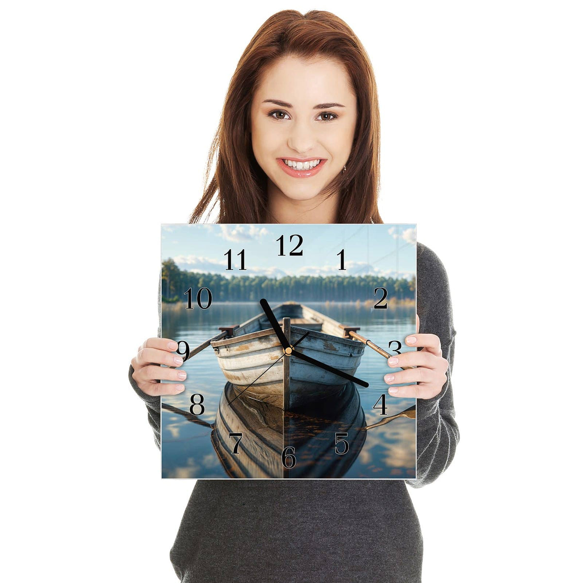 Quadratische Wanduhr aus Glas Ruderboot am Waldsee in zwei Händen gehalten – Größenvergleich, 30 × 30 cm
