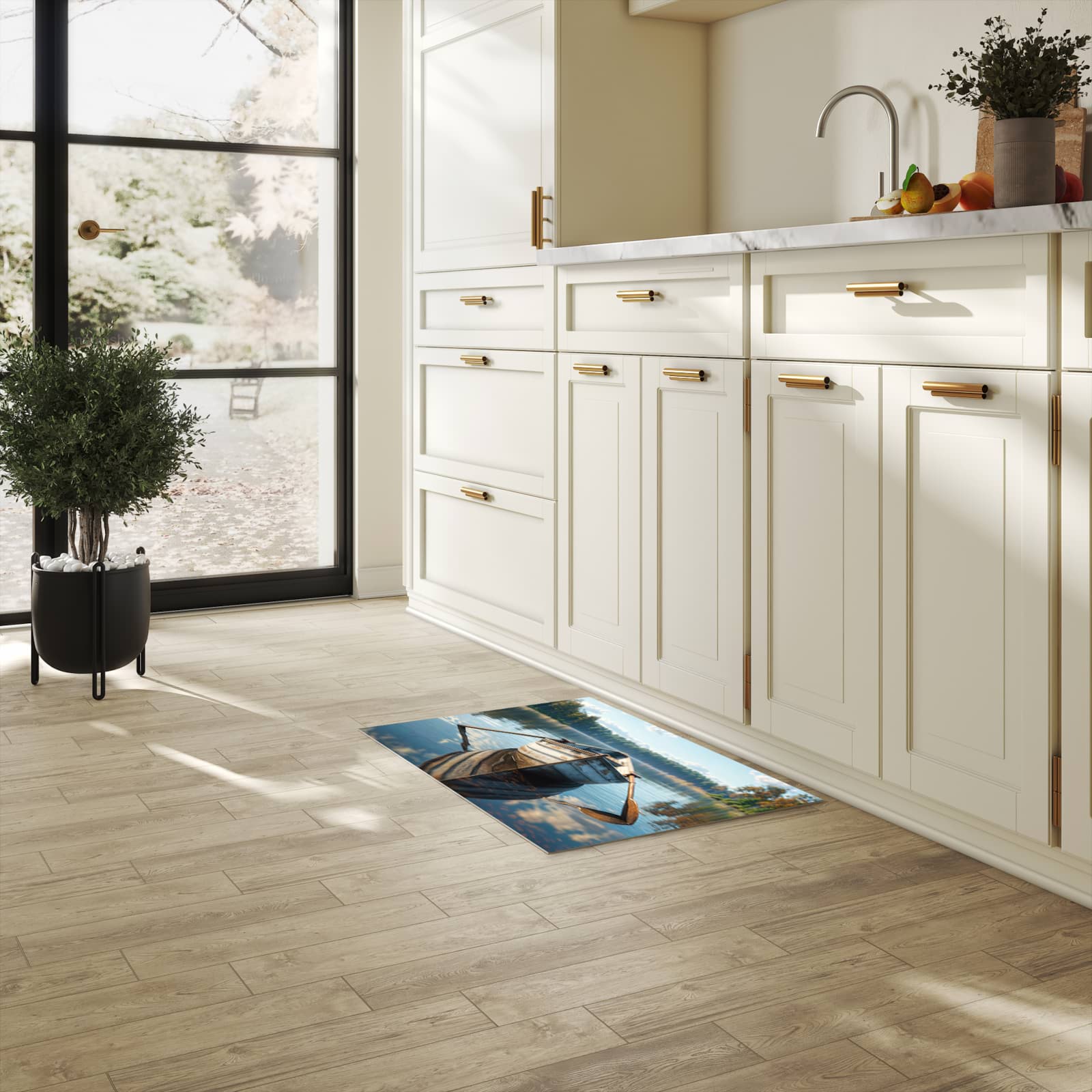 Feuchtigkeitsresistenter Bodenläufer mit Motiv Boot auf See in heller Küche