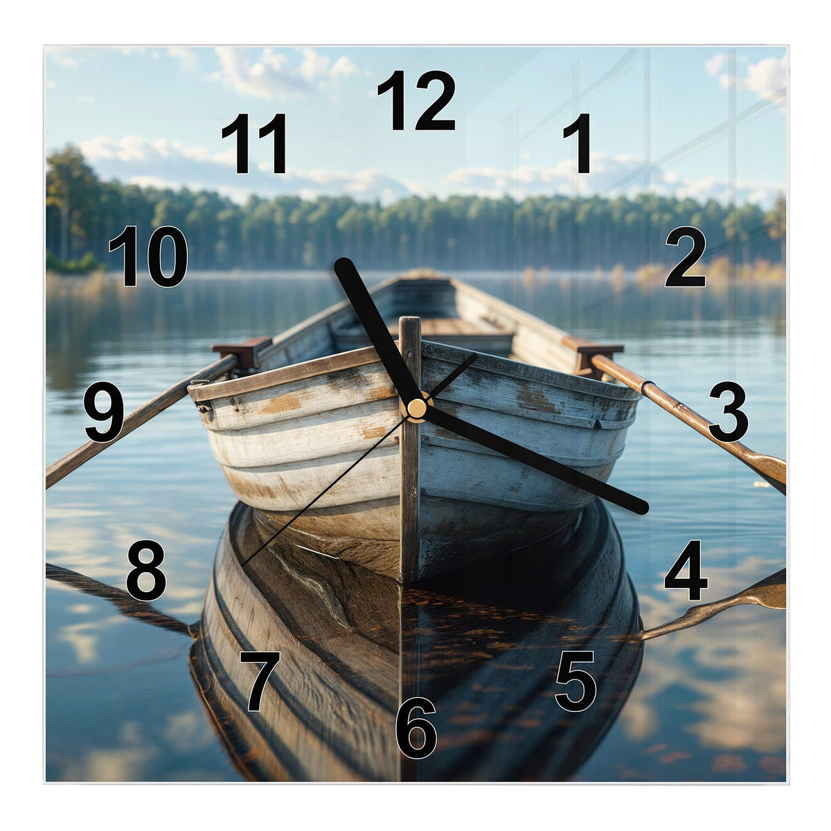 Wanduhr aus Glas, Ziffernblatt Modern mit Motiv Ruderboot am Waldsee: Altes weiß-blaues Ruderboot mit Riemen auf spiegelglattem See vor Nadelwald #ziffernblatt_Modern