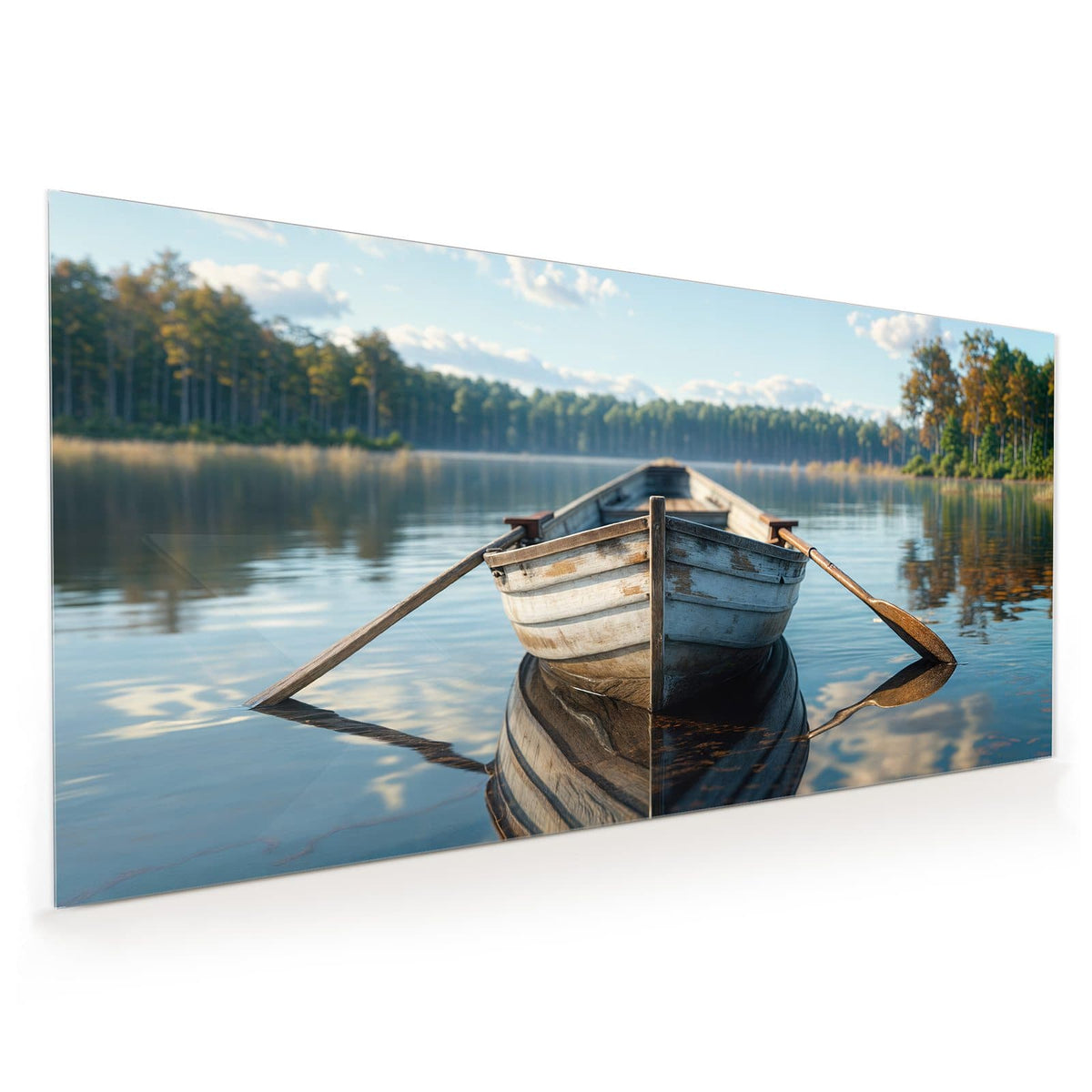 Küchenrückwand aus Glas im Hochformat mit Motiv Ruderboot am Waldsee: Altes weiß-blaues Ruderboot mit Riemen auf spiegelglattem See vor Nadelwald