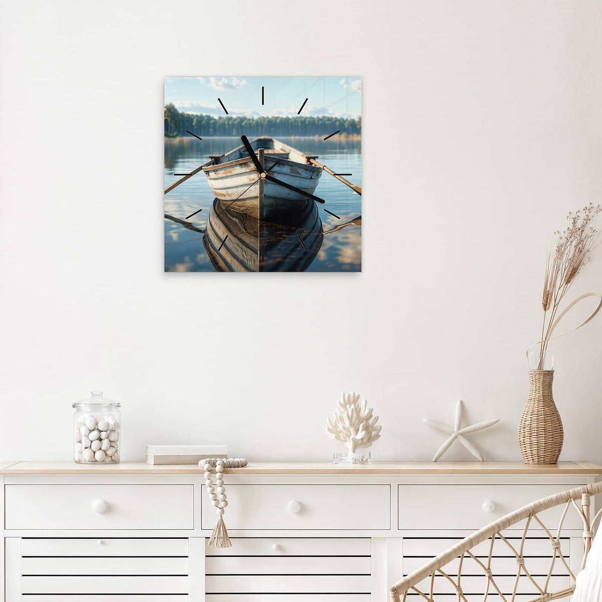 Quadratische Wanduhr aus Glas Ruderboot am Waldsee mit Ziffernblatt Linie über einem weißen Sideboard