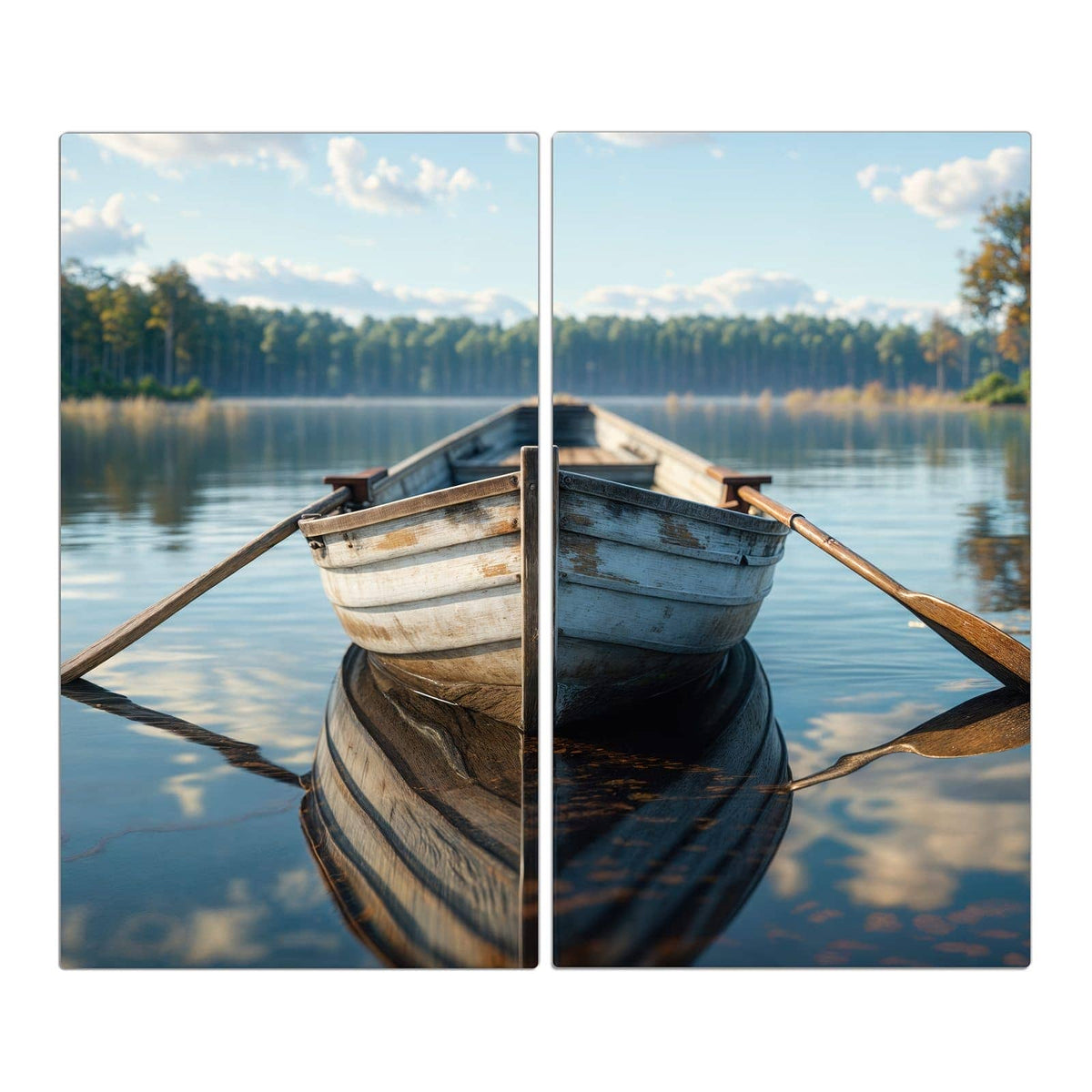 altes weiß-blaues Ruderboot mit Riemen auf spiegelglattem See vor Nadelwald