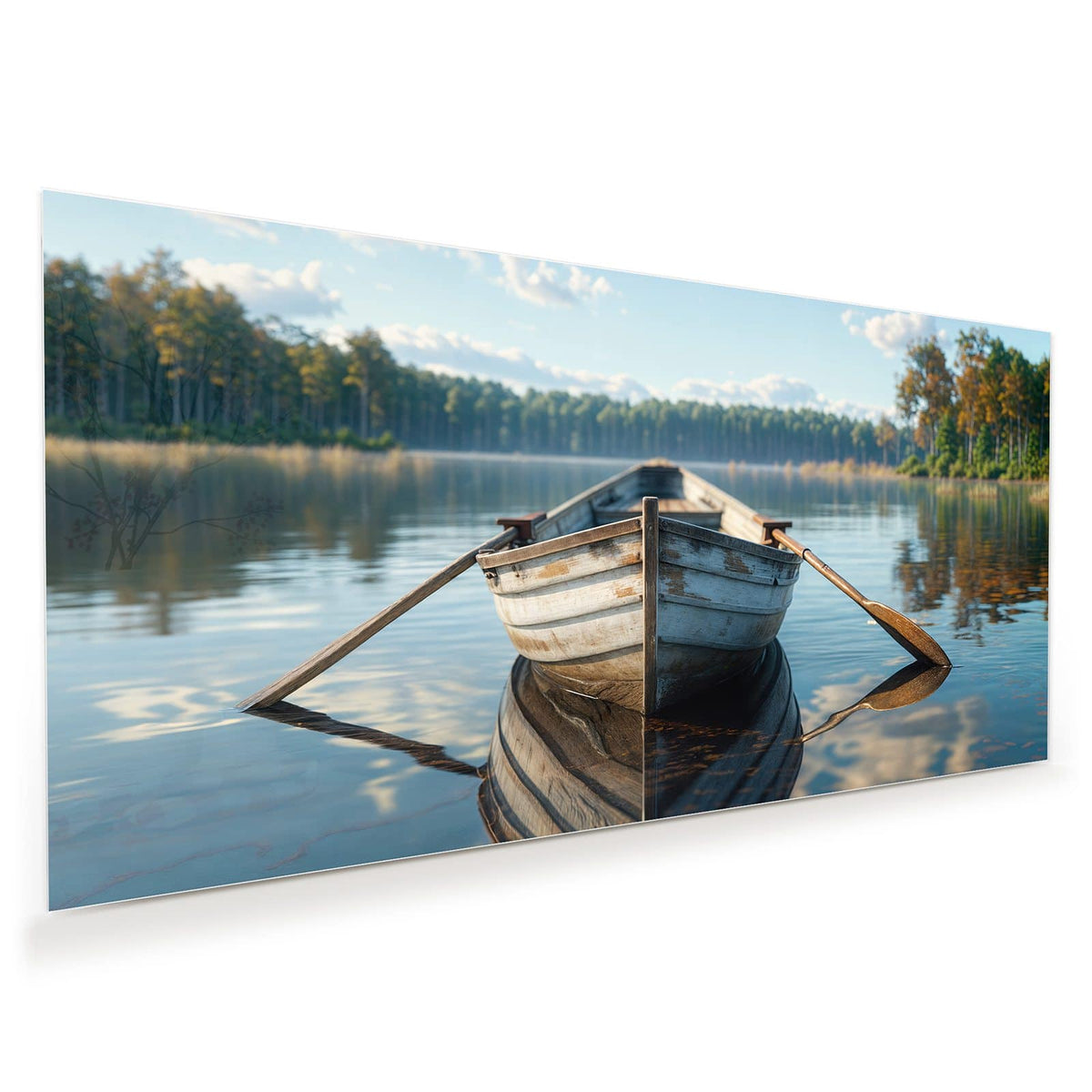 altes weiß-blaues Ruderboot mit Riemen auf spiegelglattem See vor Nadelwald