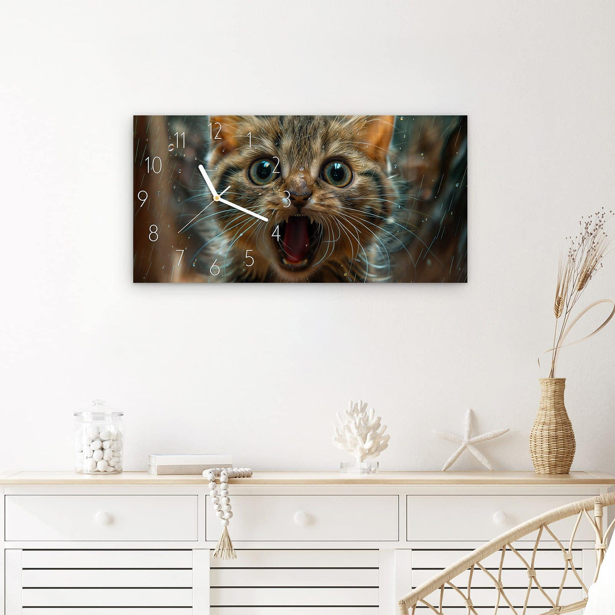 Wanduhr Nasse Katze aus Glas – Querformat 60 × 30 cm – Kätzchen mit weit offenen Augen
