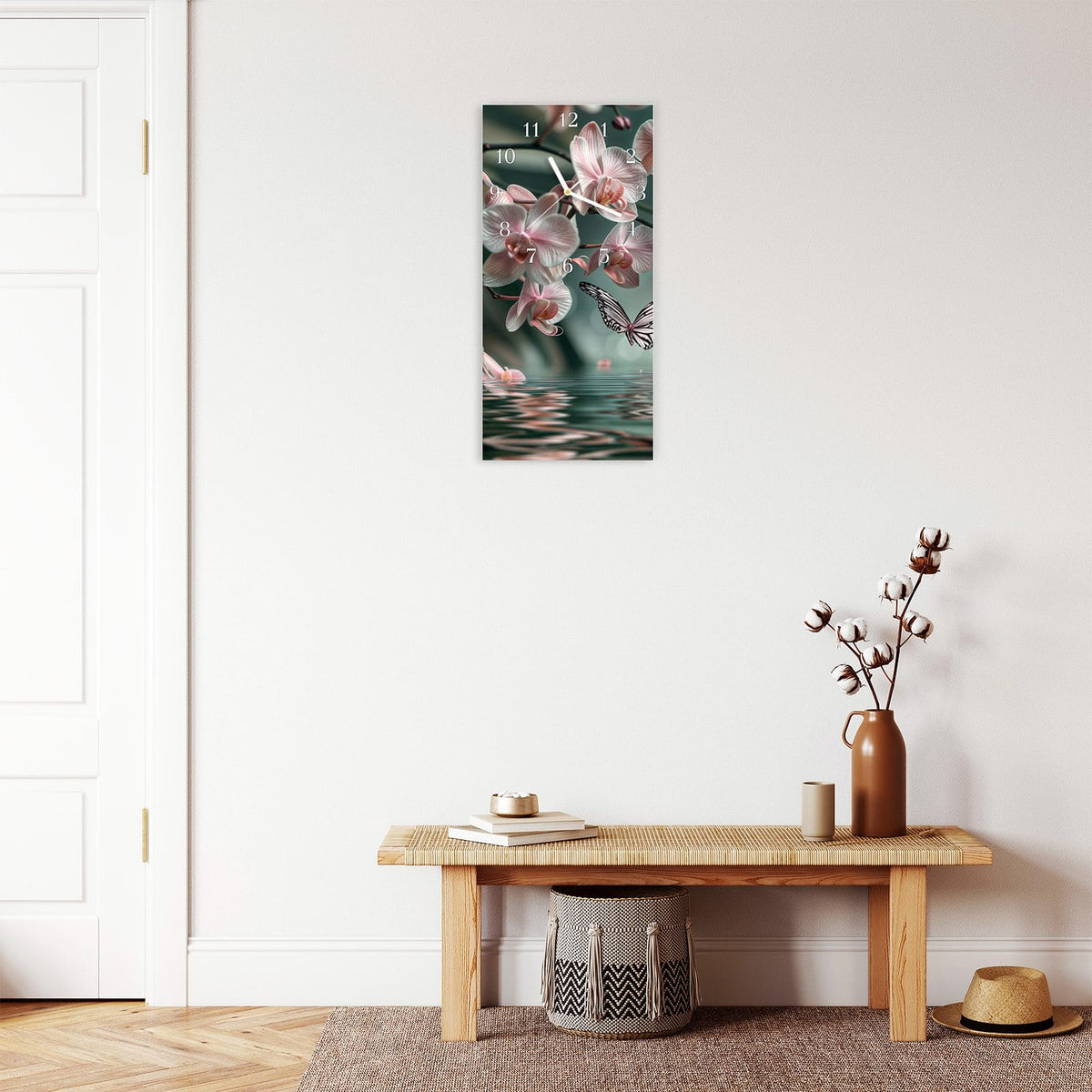 Moderne Wanduhr aus Glas mit Farbtiefe – Wanduhr Orchideen Schmetterling aus Glas – Hochformat 30 × 60 cm