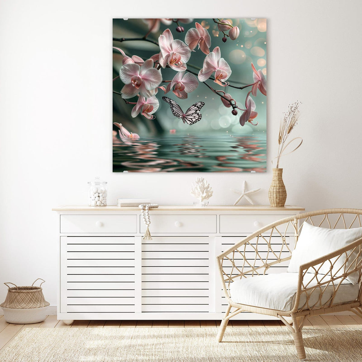 Glasbild Orchidee am Wasser an der Wand – Rosa Orchideenzweige über einer spiegelnden Wasserfläche, dazu ein gezeichneter Schmetterling.