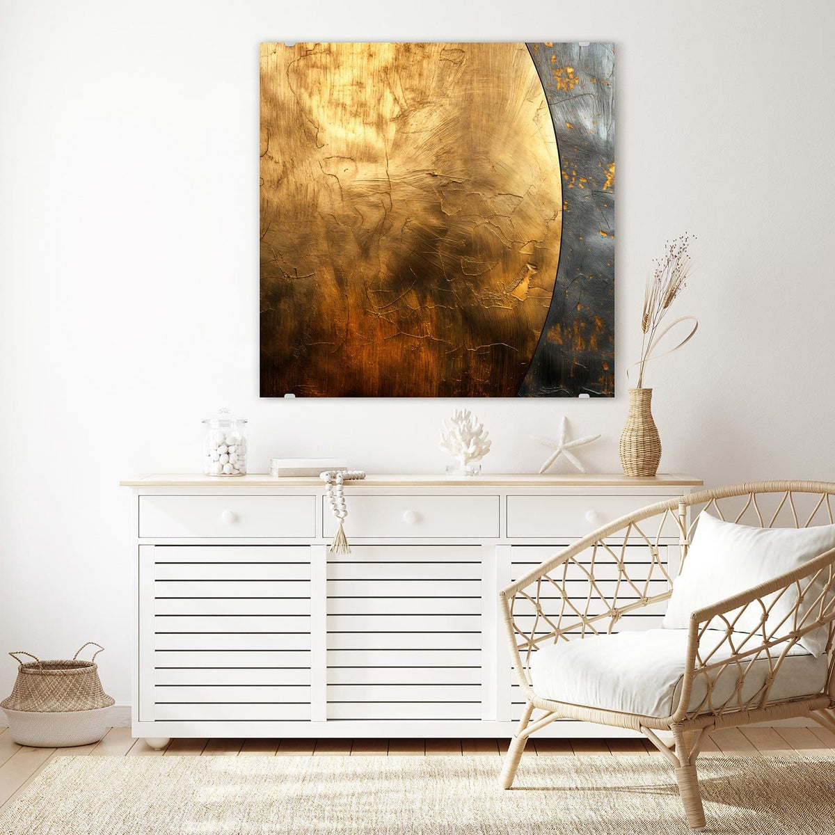 Glasbild Goldbogen auf Grau an der Wand – Große goldene Bogenfläche mit Pinselstruktur, rechts dunkelgraue Zone mit Goldflecken