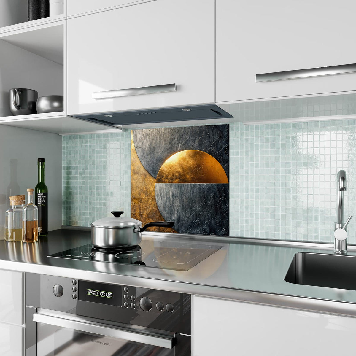 Küchenrückwand aus Glas Kreise in Gold und Grau im quadratischen Format als Spritzschutz hinter dem Kochfeld, über dem Fliesenspiegel montiert