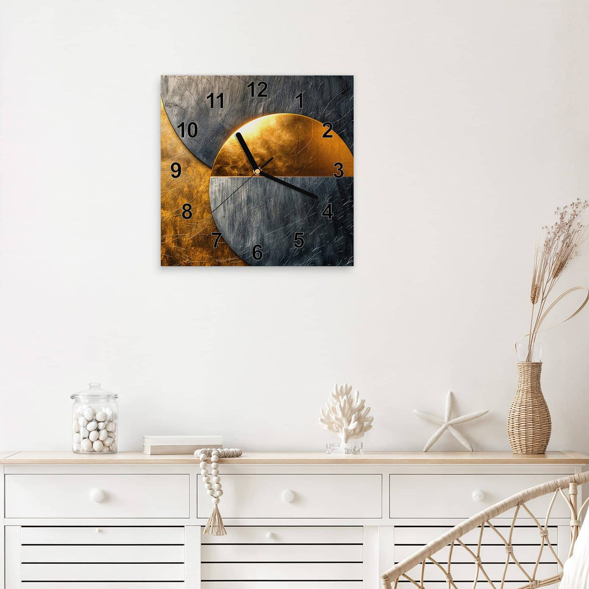 Quadratische Wanduhr aus Glas Kreise in Gold und Grau mit Ziffernblatt Modern über einem weißen Sideboard