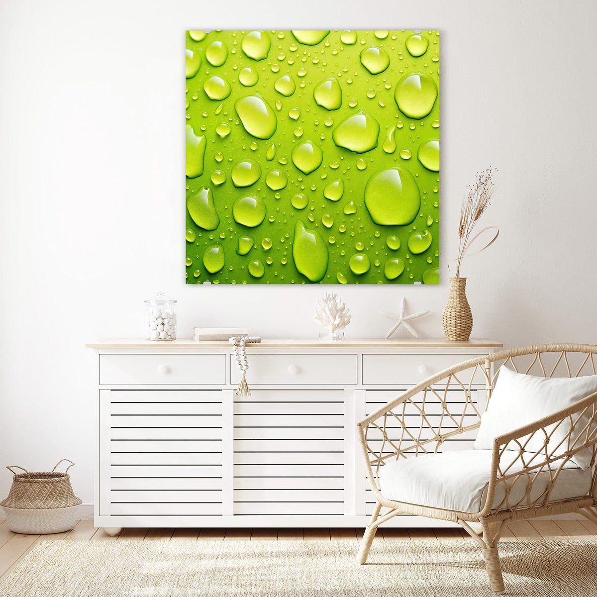 Glasbild Tropfen auf Grün an der Wand – Große und kleine Wassertropfen auf einer leuchtend hellgrünen Fläche