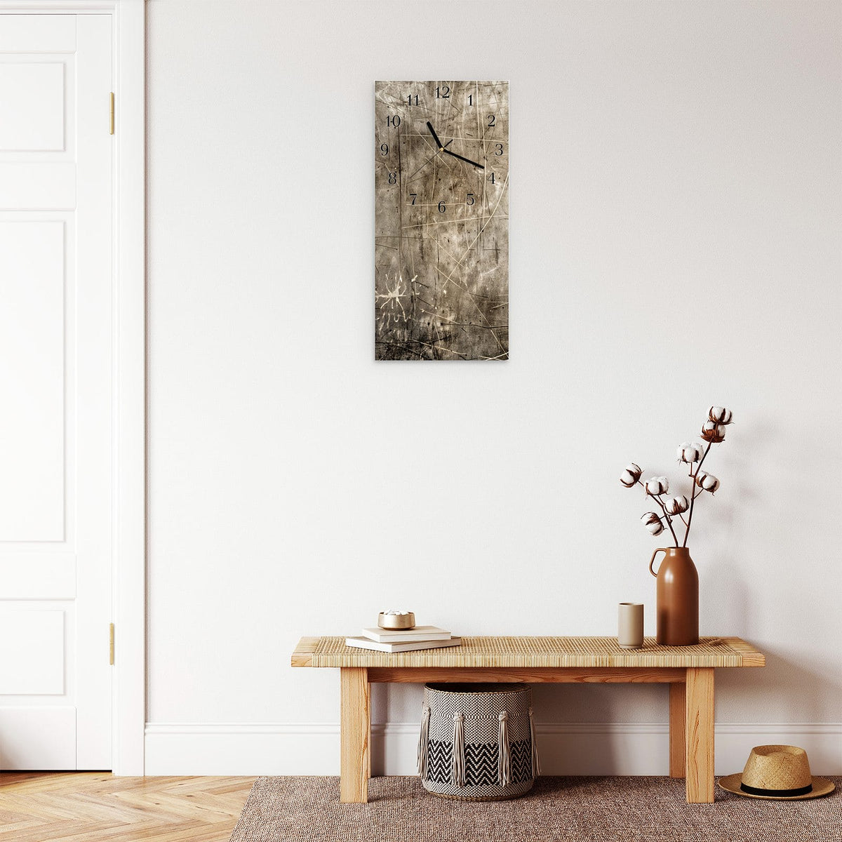Moderne Wanduhr aus Glas mit Farbtiefe – Wanduhr Abstrakte Kratzstruktur aus Glas – Hochformat 30 × 60 cm