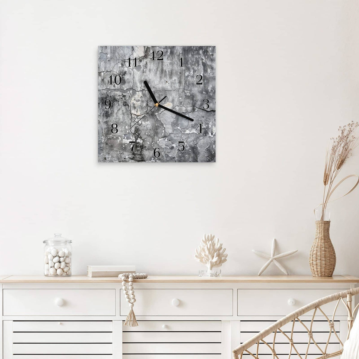 Quadratische Wanduhr aus Glas Grauer Putz mit Rissen mit Ziffernblatt Klassisch über einem weißen Sideboard