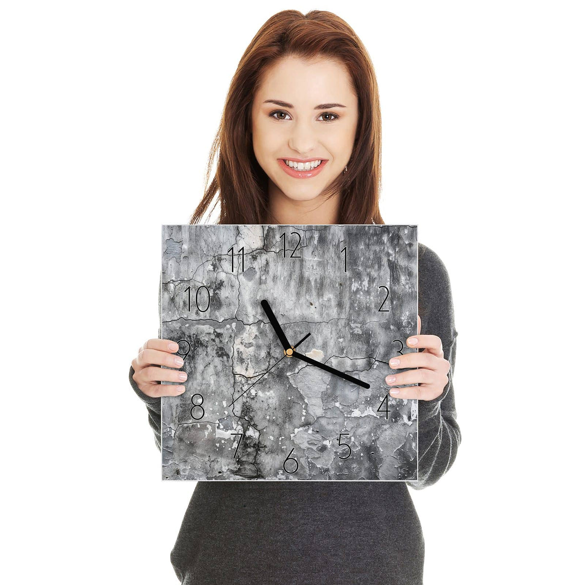 Quadratische Wanduhr aus Glas Grauer Putz mit Rissen in zwei Händen gehalten – Größenvergleich, 30 × 30 cm