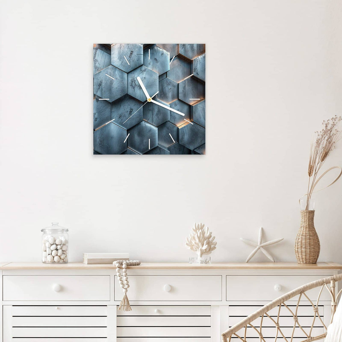 Quadratische Wanduhr aus Glas Wabenmuster in Blau mit Ziffernblatt Linie über einem weißen Sideboard