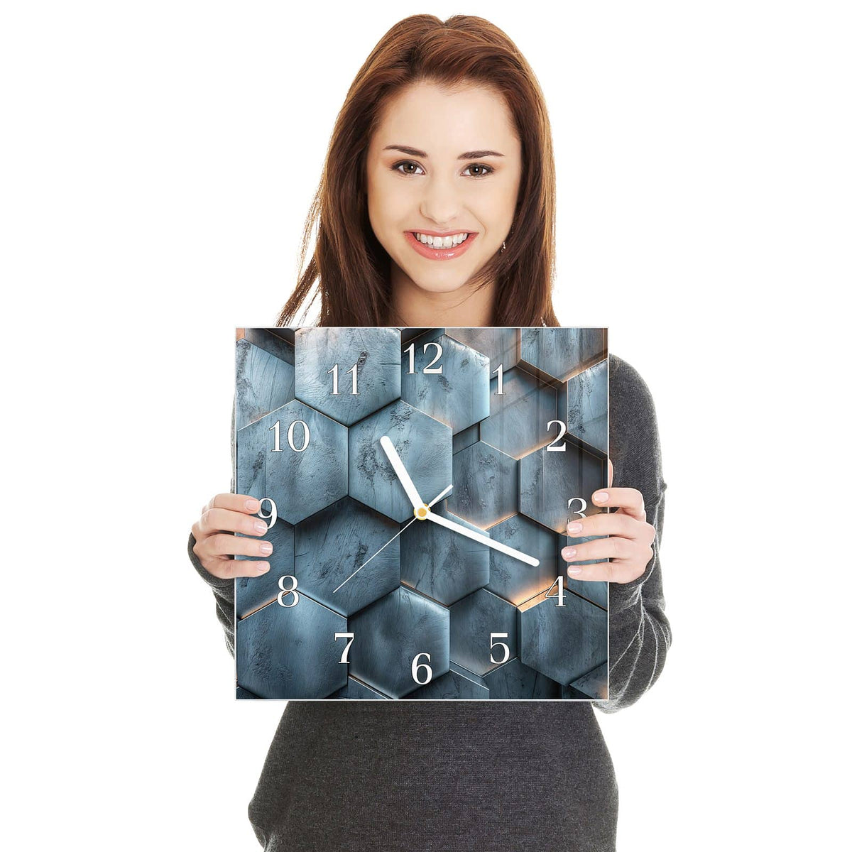 Quadratische Wanduhr aus Glas Wabenmuster in Blau in zwei Händen gehalten – Größenvergleich, 30 × 30 cm