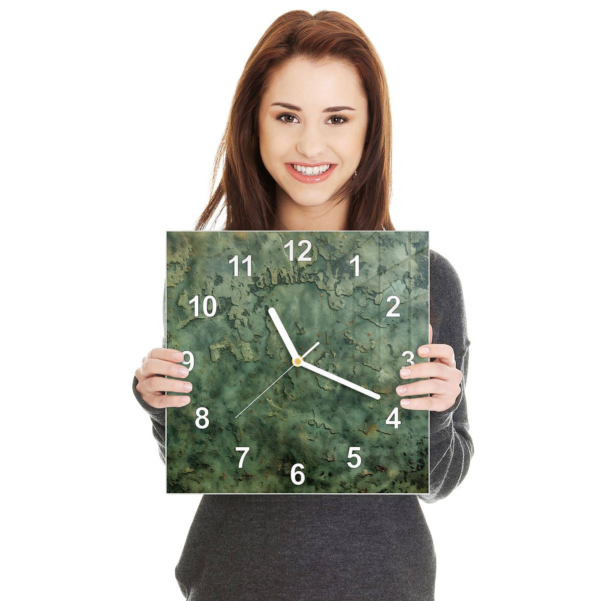 Quadratische Wanduhr aus Glas Moosgrüne Wand in zwei Händen gehalten – Größenvergleich, 30 × 30 cm