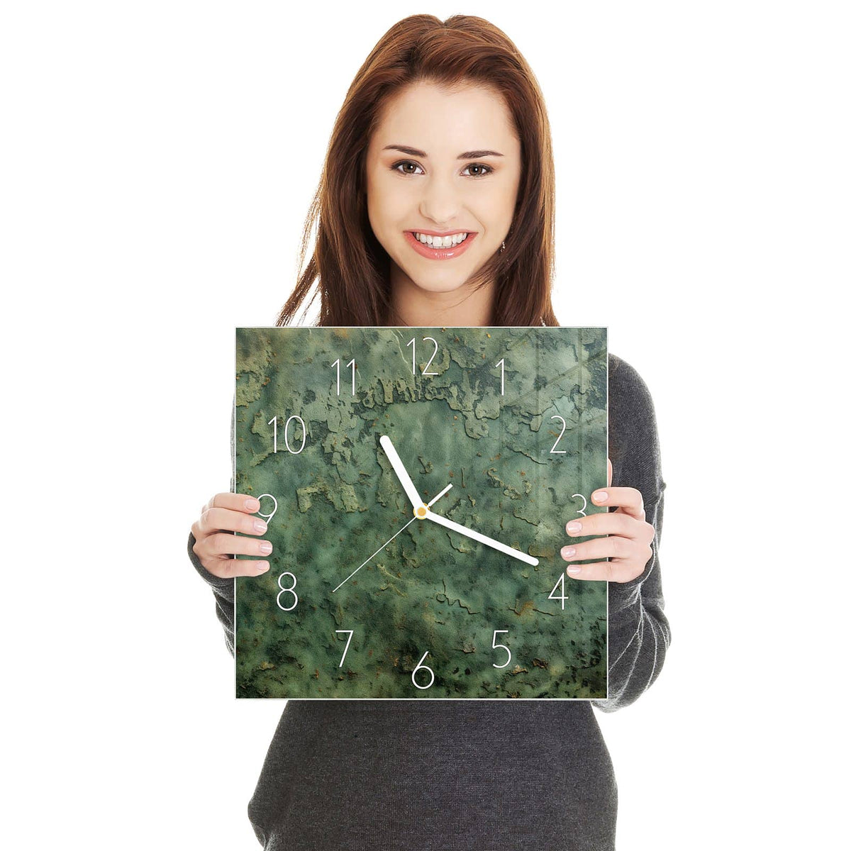 Quadratische Wanduhr aus Glas Moosgrüne Wand in zwei Händen gehalten – Größenvergleich, 30 × 30 cm