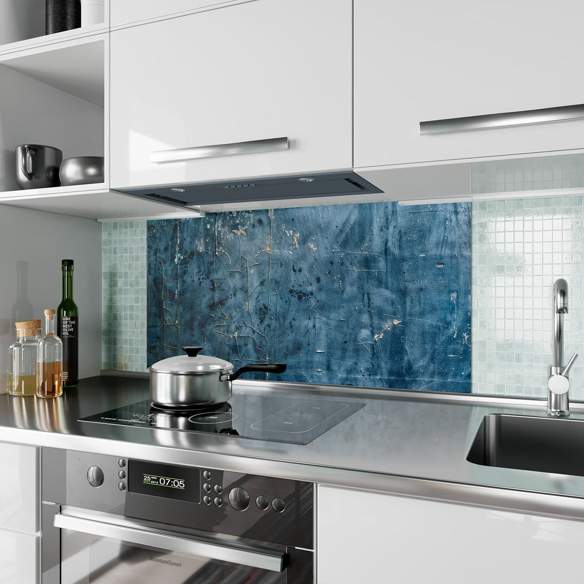 Küchenrückwand aus Glas Verwittertes Blau im Hochformat als Spritzschutz hinter dem Kochfeld, über dem Fliesenspiegel montiert