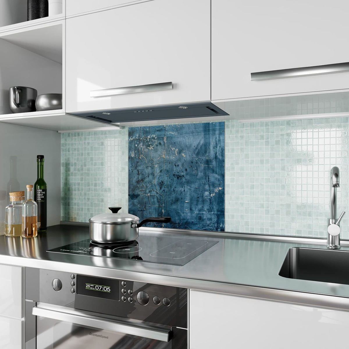 Küchenrückwand aus Glas Verwittertes Blau im quadratischen Format als Spritzschutz hinter dem Kochfeld, über dem Fliesenspiegel montiert