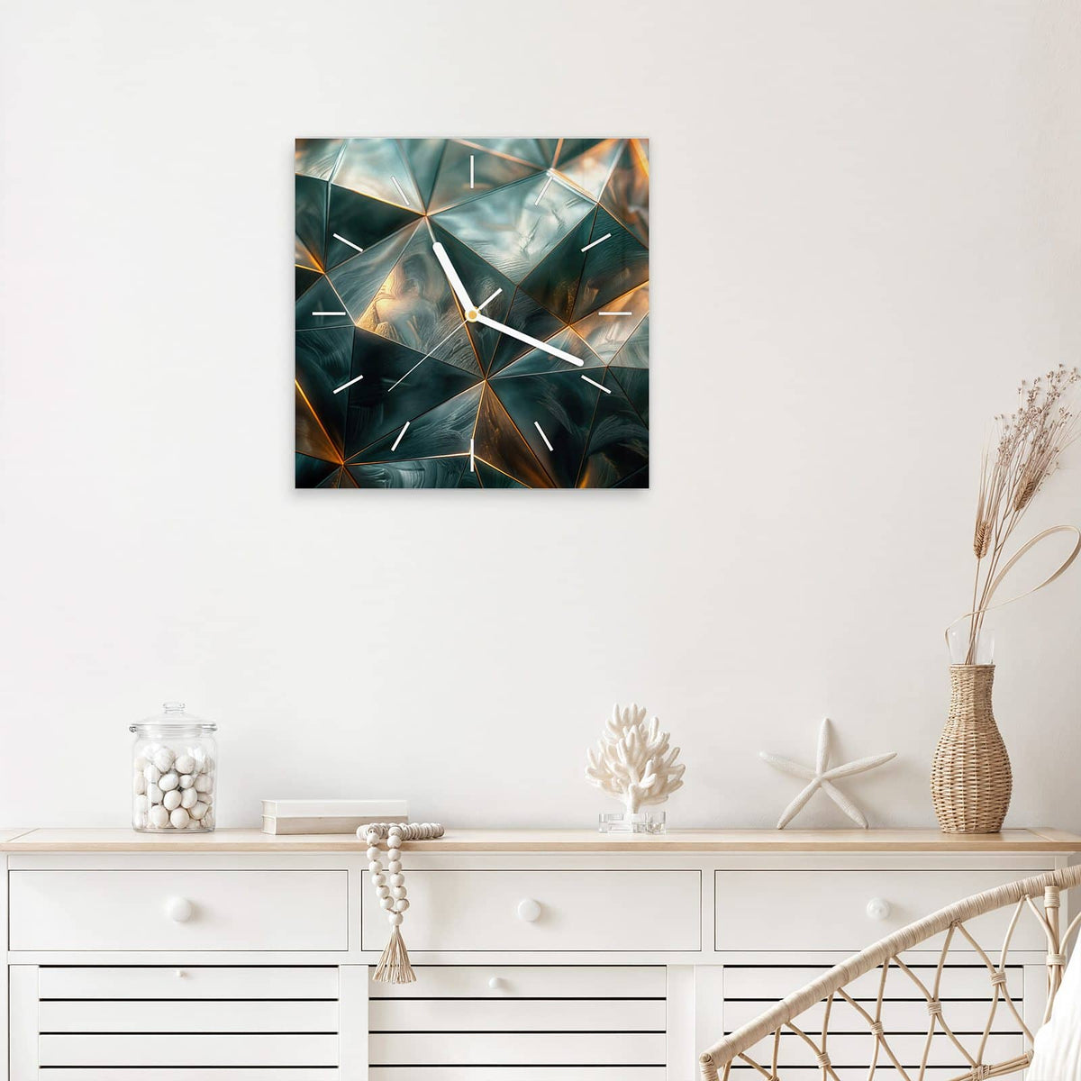 Quadratische Wanduhr aus Glas Dreiecke mit Goldkanten mit Ziffernblatt Linie über einem weißen Sideboard