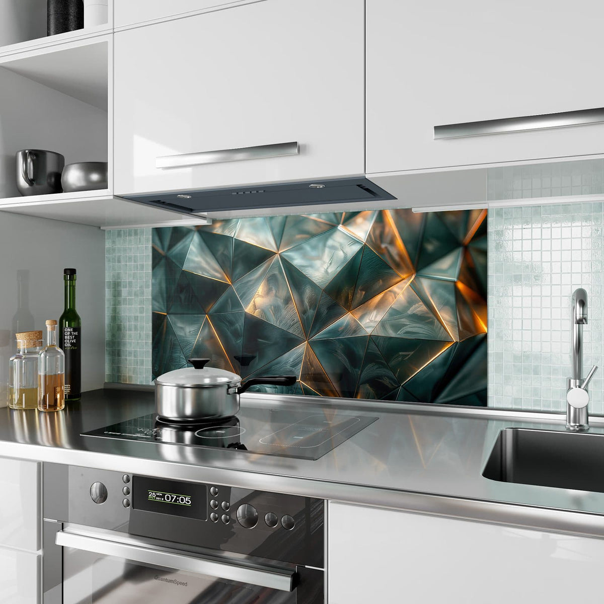 Küchenrückwand aus Glas Dreiecke mit Goldkanten im Hochformat als Spritzschutz hinter dem Kochfeld, über dem Fliesenspiegel montiert