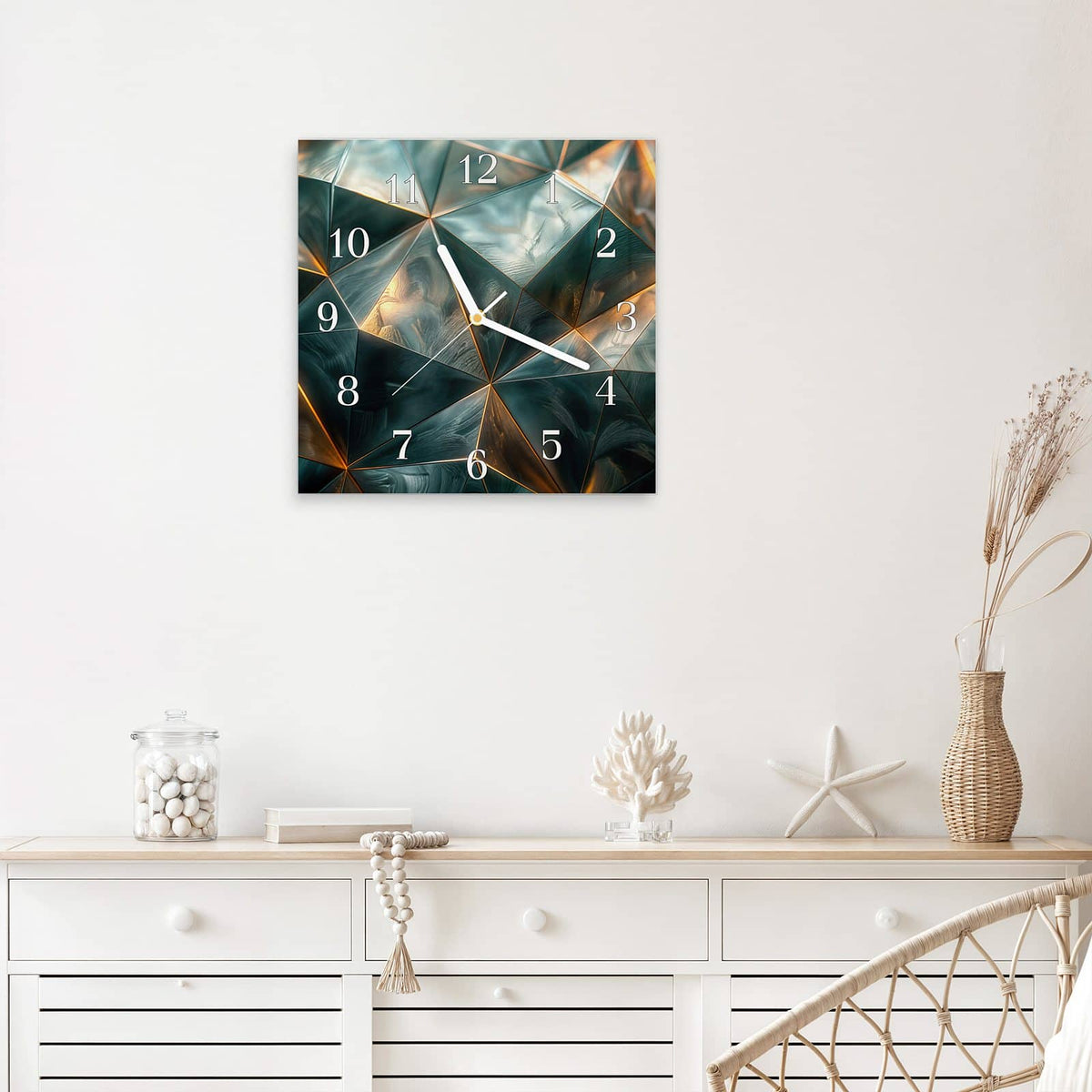 Quadratische Wanduhr aus Glas Dreiecke mit Goldkanten mit Ziffernblatt Klassisch über einem weißen Sideboard