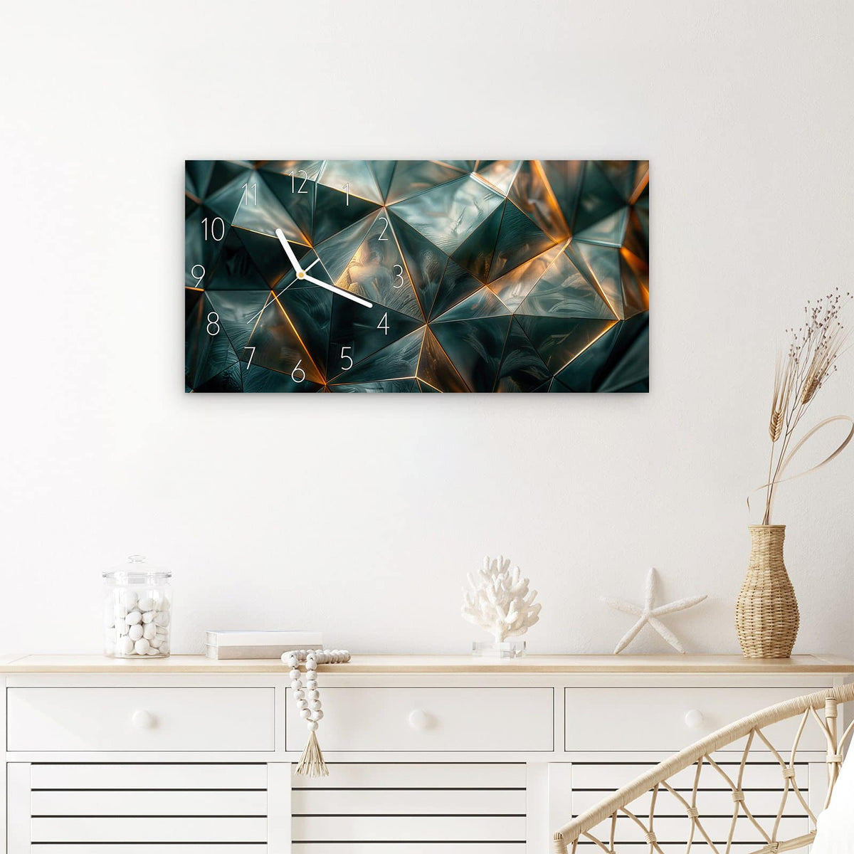 Wanduhr Kunstvolle Geometrie aus Glas – Querformat 60 × 30 cm – Facettierte Dreiecke in Metallicgrün
