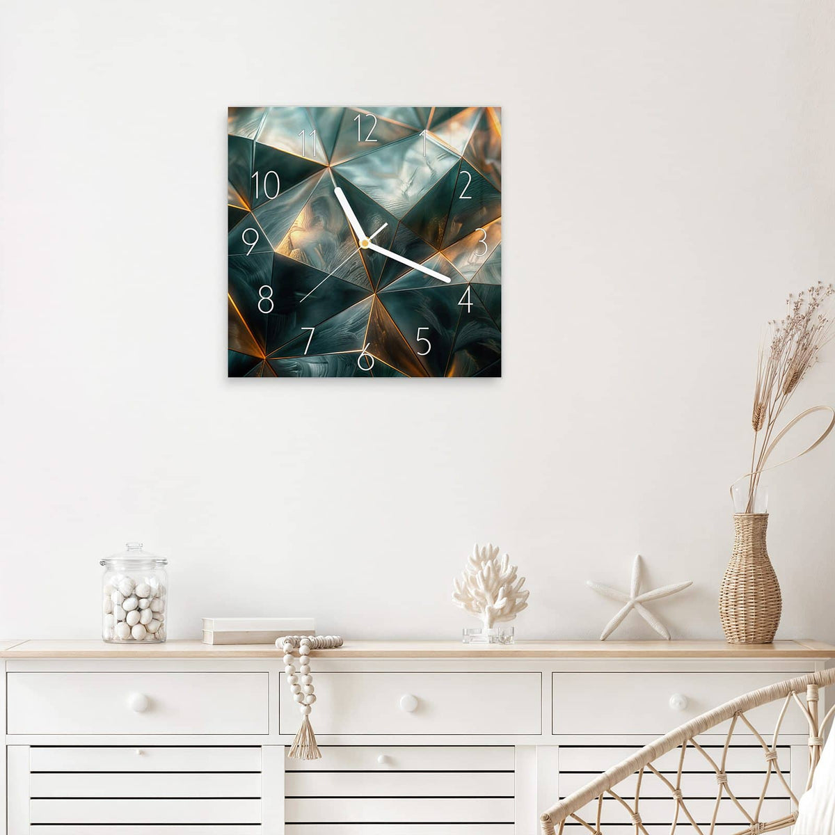 Wanduhr Dreiecke mit Goldkanten aus Glas – Quadratisch 30 × 30 cm – Facettierte Dreiecke in Metallicgrün