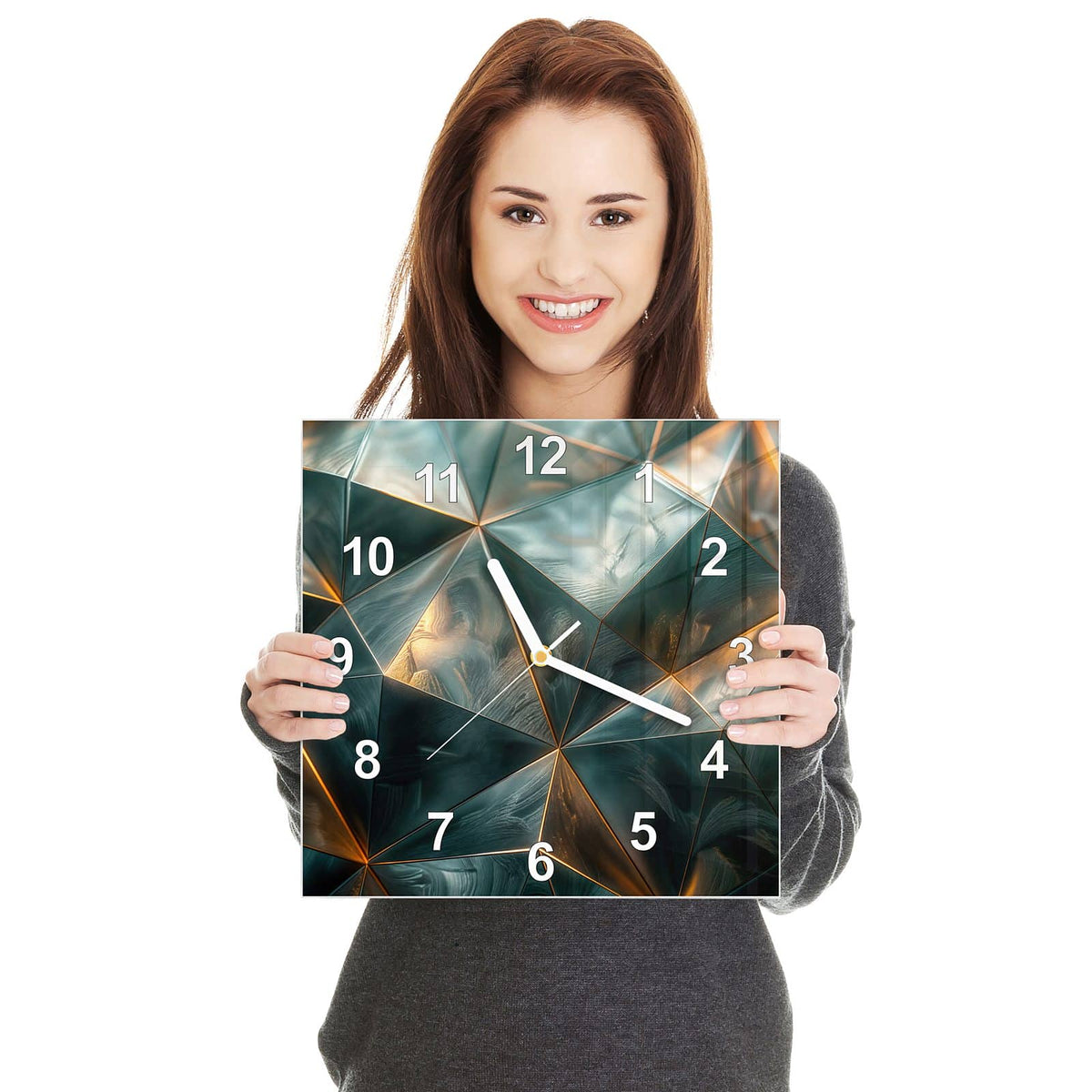 Quadratische Wanduhr aus Glas Dreiecke mit Goldkanten in zwei Händen gehalten – Größenvergleich, 30 × 30 cm