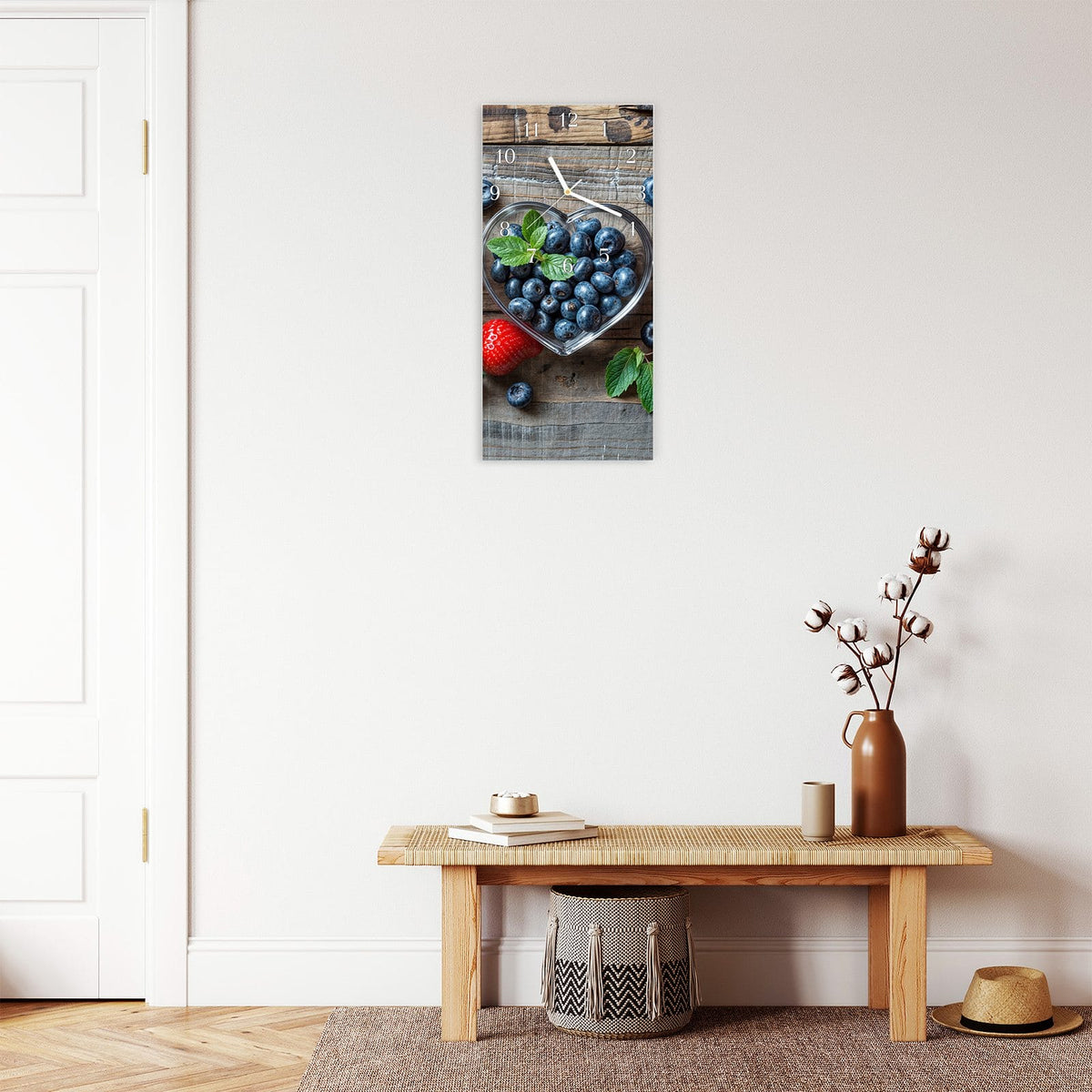 Moderne Wanduhr aus Glas mit Farbtiefe – Wanduhr Herzschalen Beeren aus Glas – Hochformat 30 × 60 cm