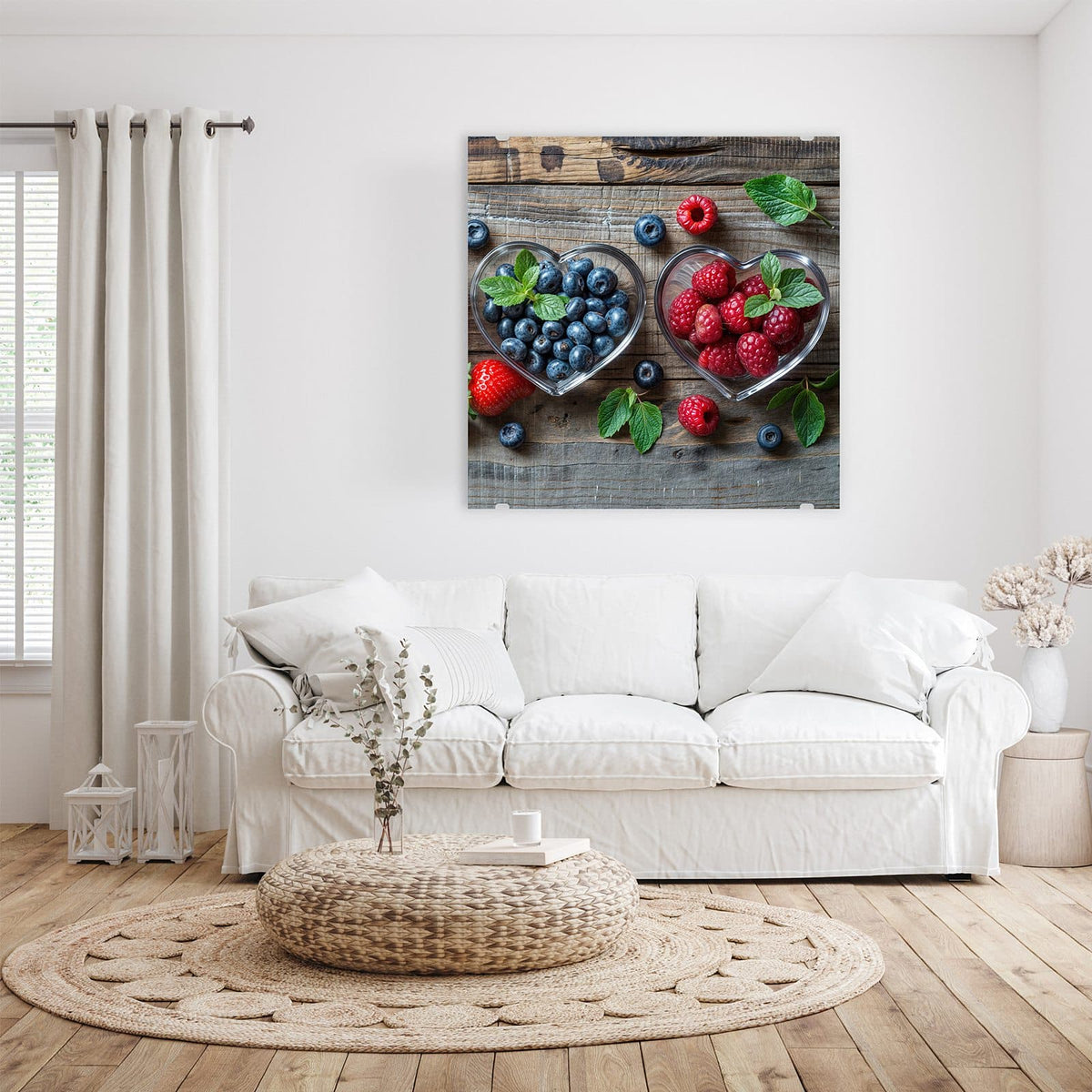 Glasbild Beeren in Herzschalen an der Wand – Zwei herzförmige Glasschalen auf Holz, eine mit Blaubeeren, eine mit Himbeeren, dazu Minzblätter.