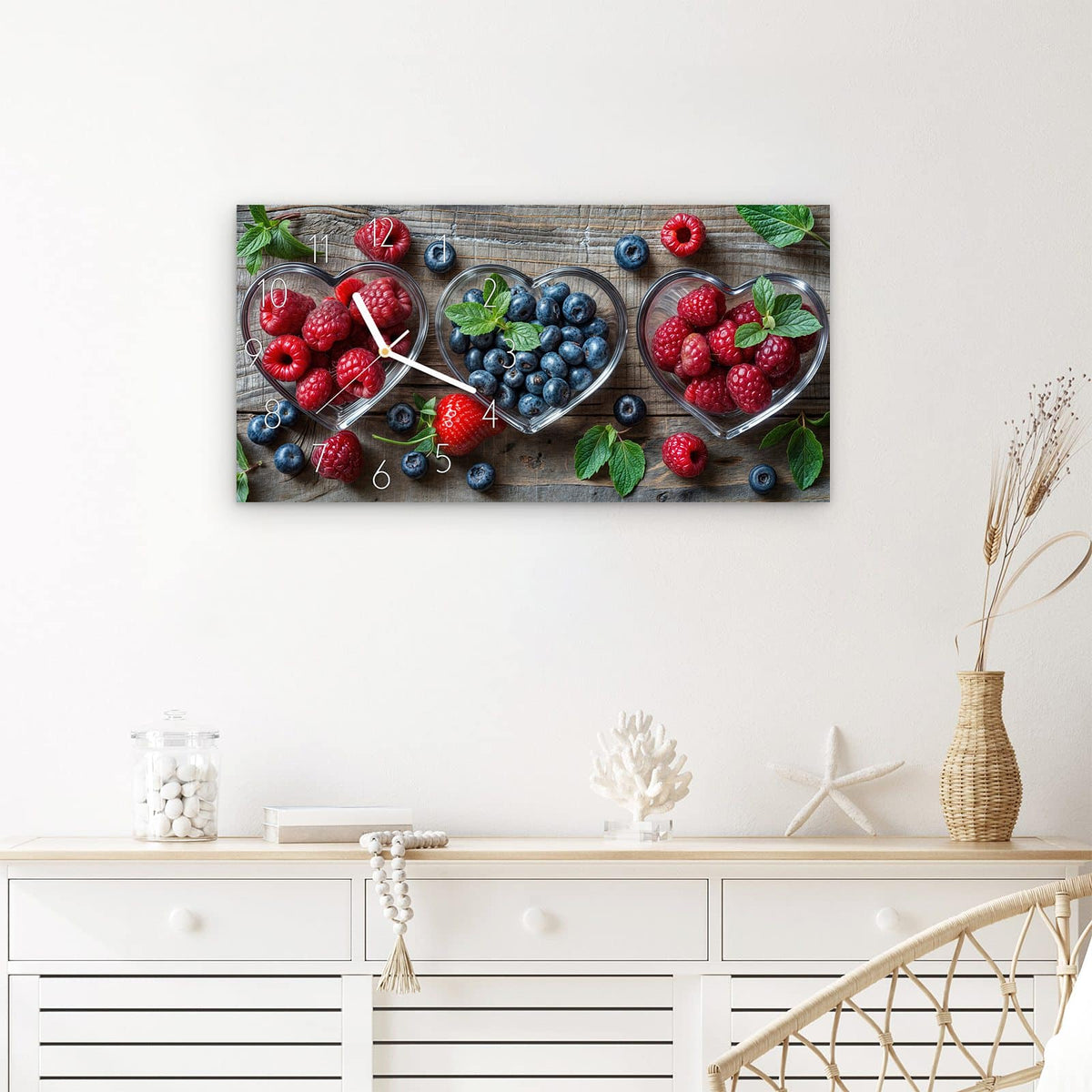Wanduhr Herzschalen Beeren aus Glas – Querformat 60 × 30 cm – Beeren in herzförmigen Glasschalen