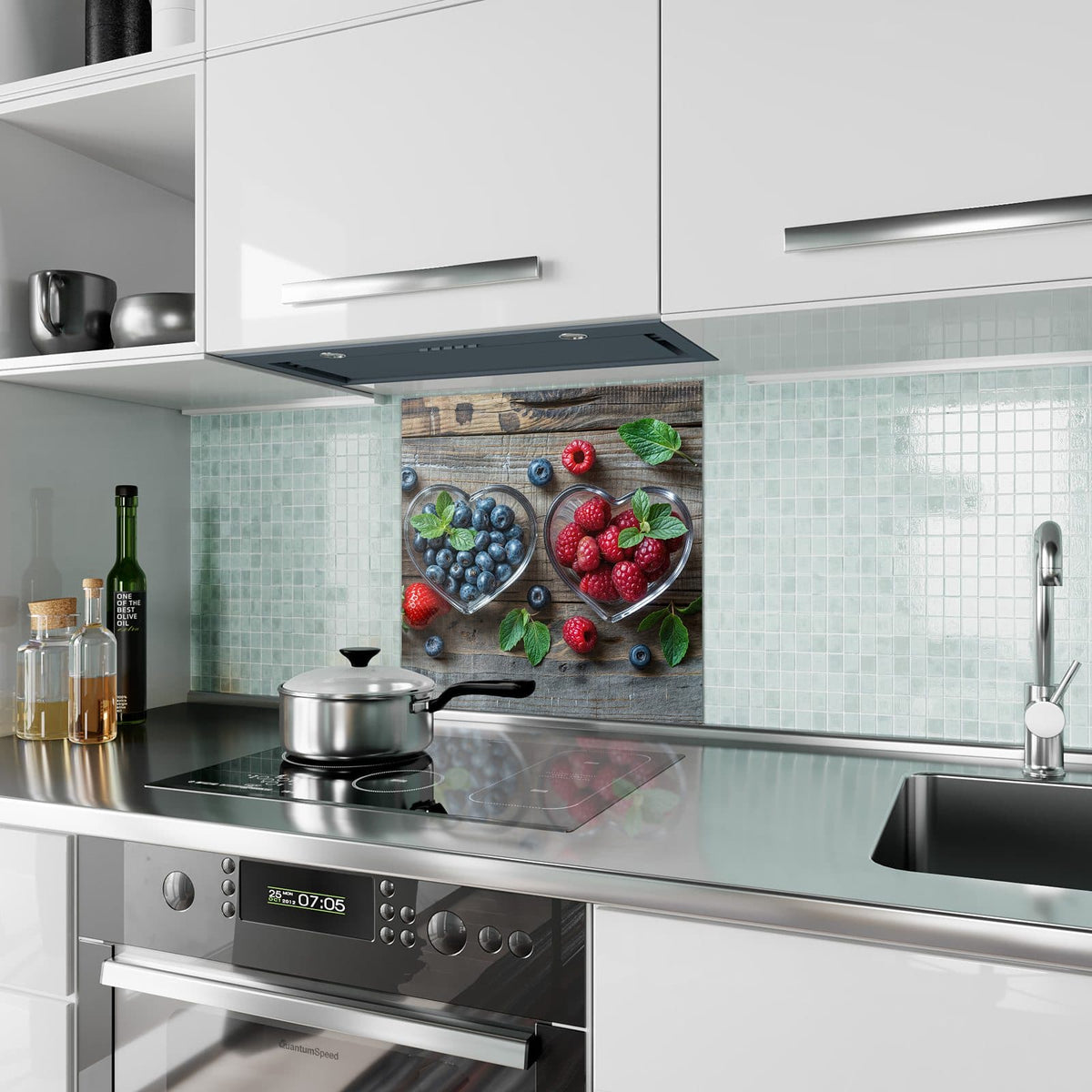 Küchenrückwand Beeren in Herzschalen aus Glas – Beeren in herzförmigen Glasschalen