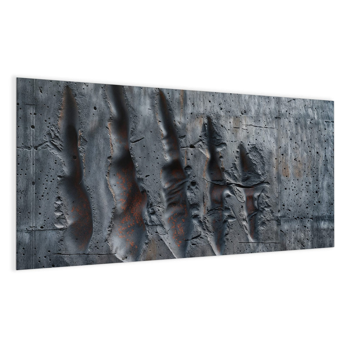 Graue Betonwand mit fünf aufgerissenen Kerben, darin rostorange Spuren