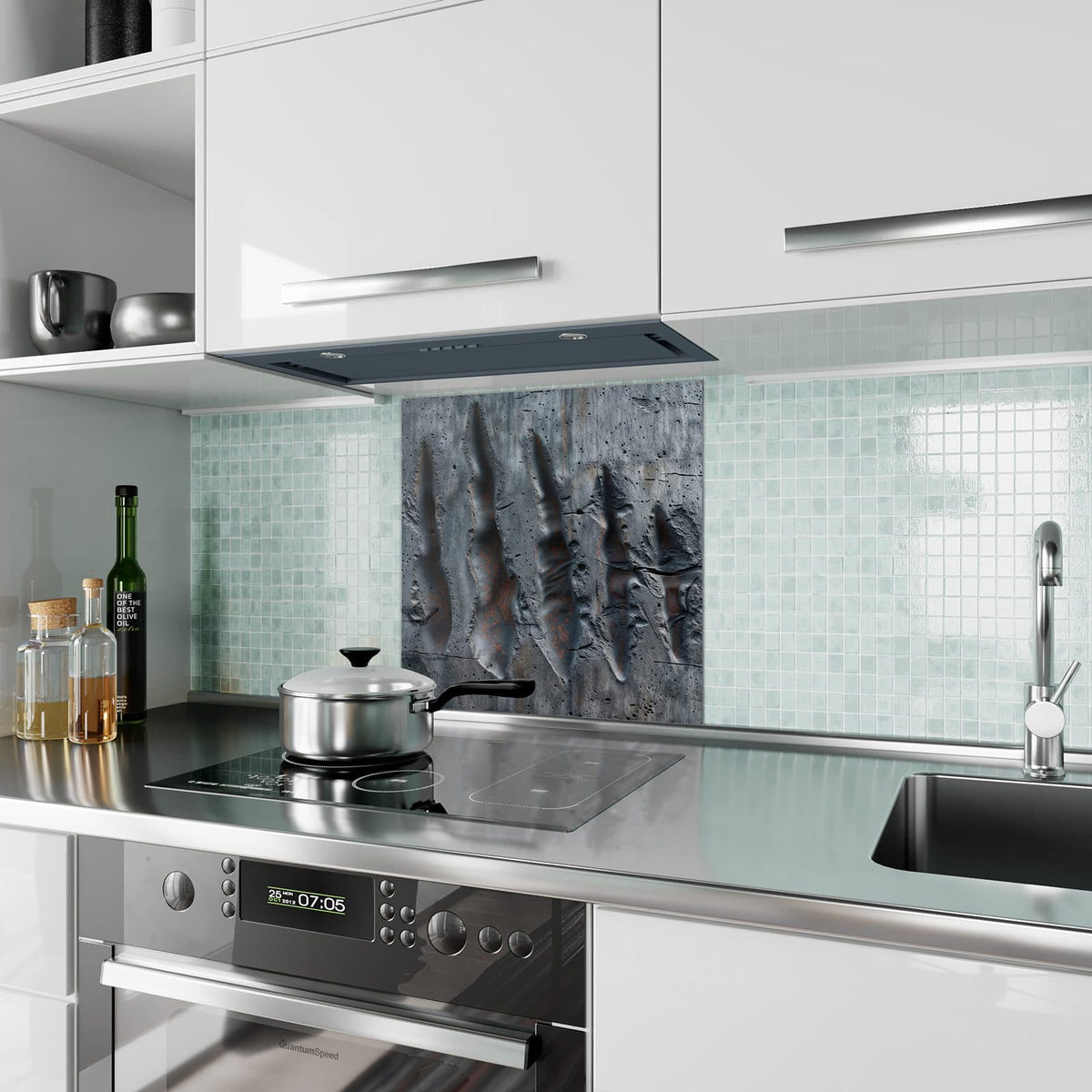 Küchenrückwand aus Glas Rostspuren im Beton im quadratischen Format als Spritzschutz hinter dem Kochfeld, über dem Fliesenspiegel montiert