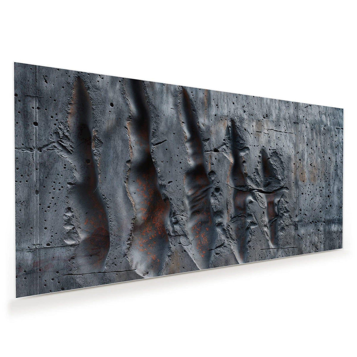 Graue Betonwand mit fünf aufgerissenen Kerben, darin rostorange Spuren