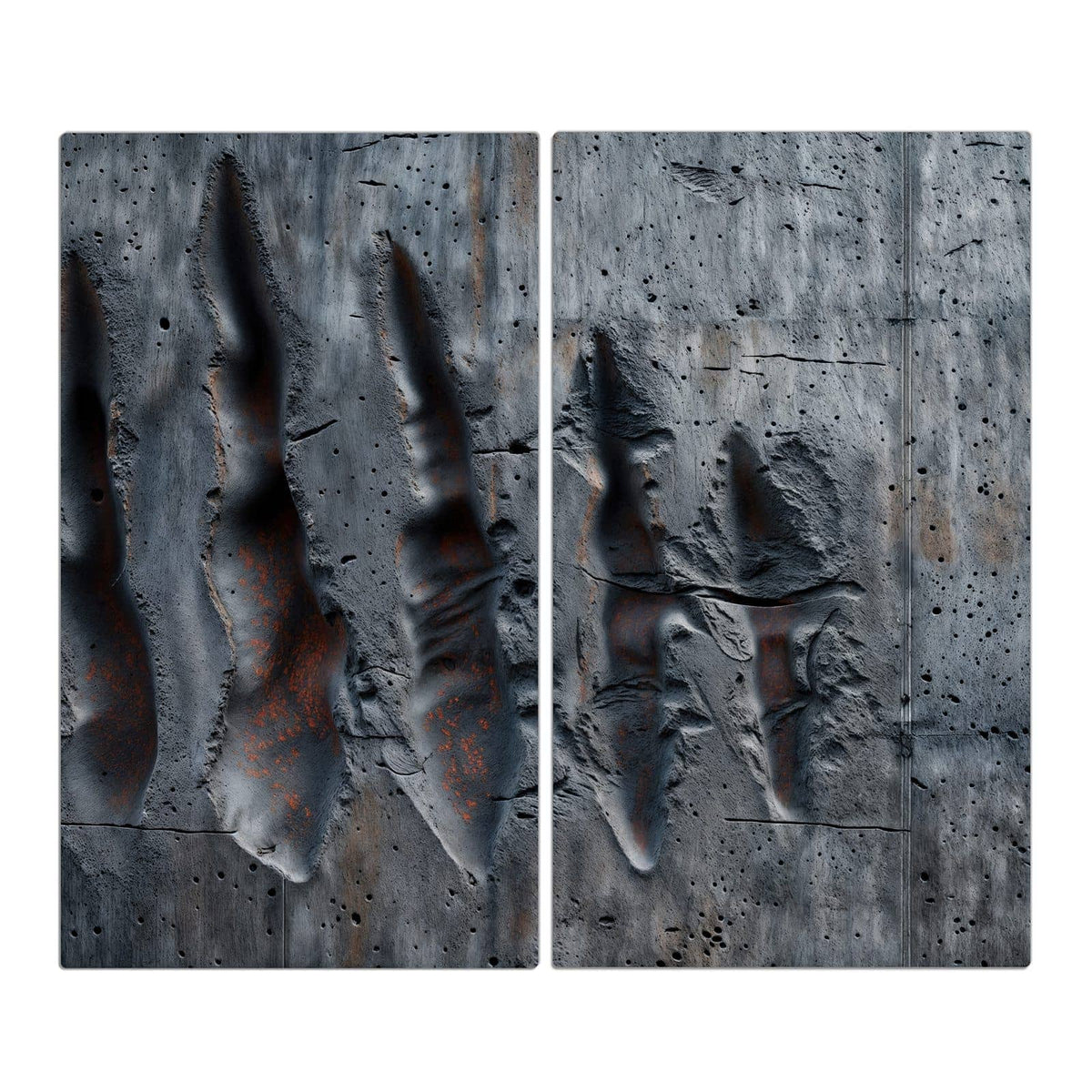 Graue Betonwand mit fünf aufgerissenen Kerben, darin rostorange Spuren