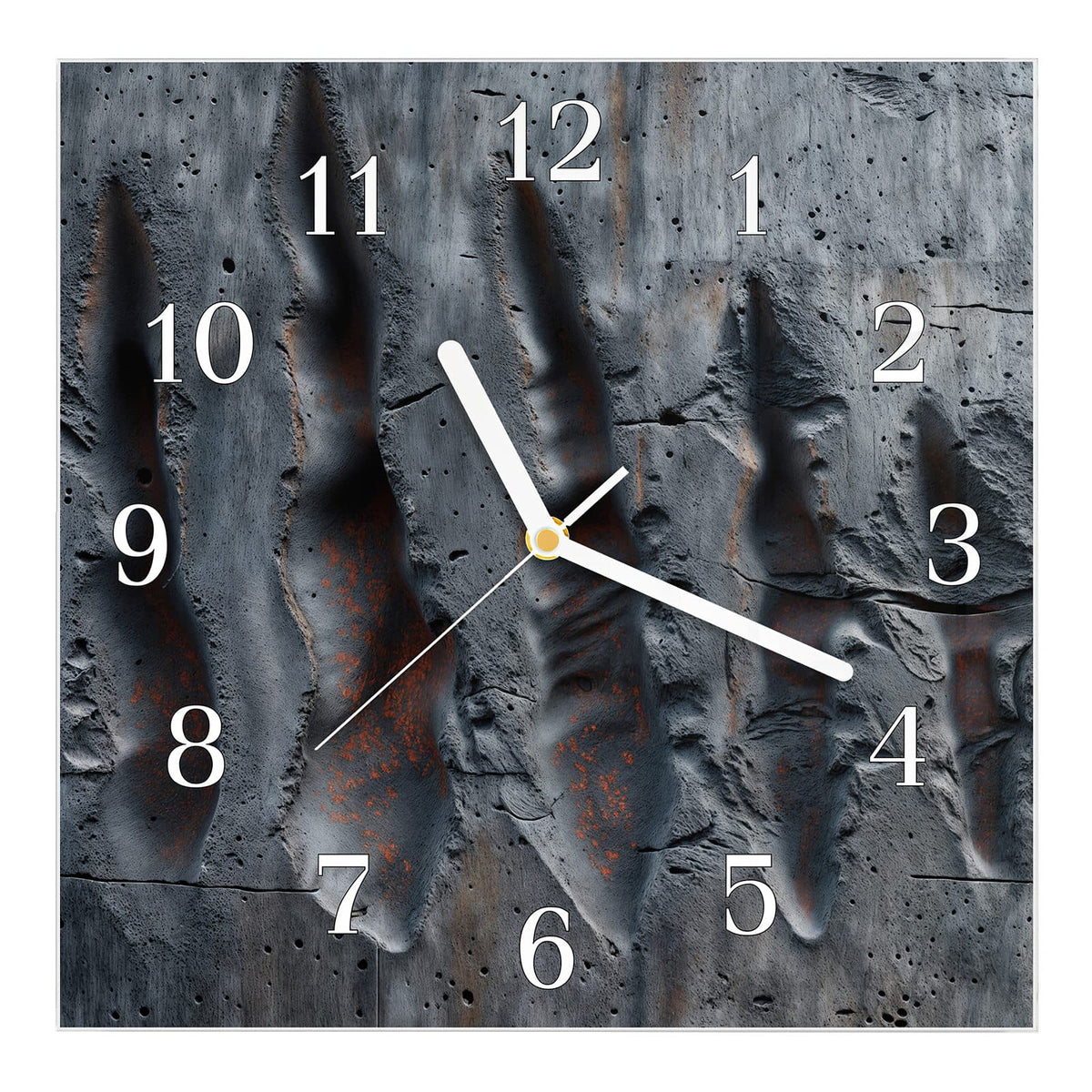 Wanduhr aus Glas, Ziffernblatt Klassisch mit Motiv Rostspuren im Beton: Graue Betonwand mit fünf aufgerissenen Kerben, darin rostorange Spuren