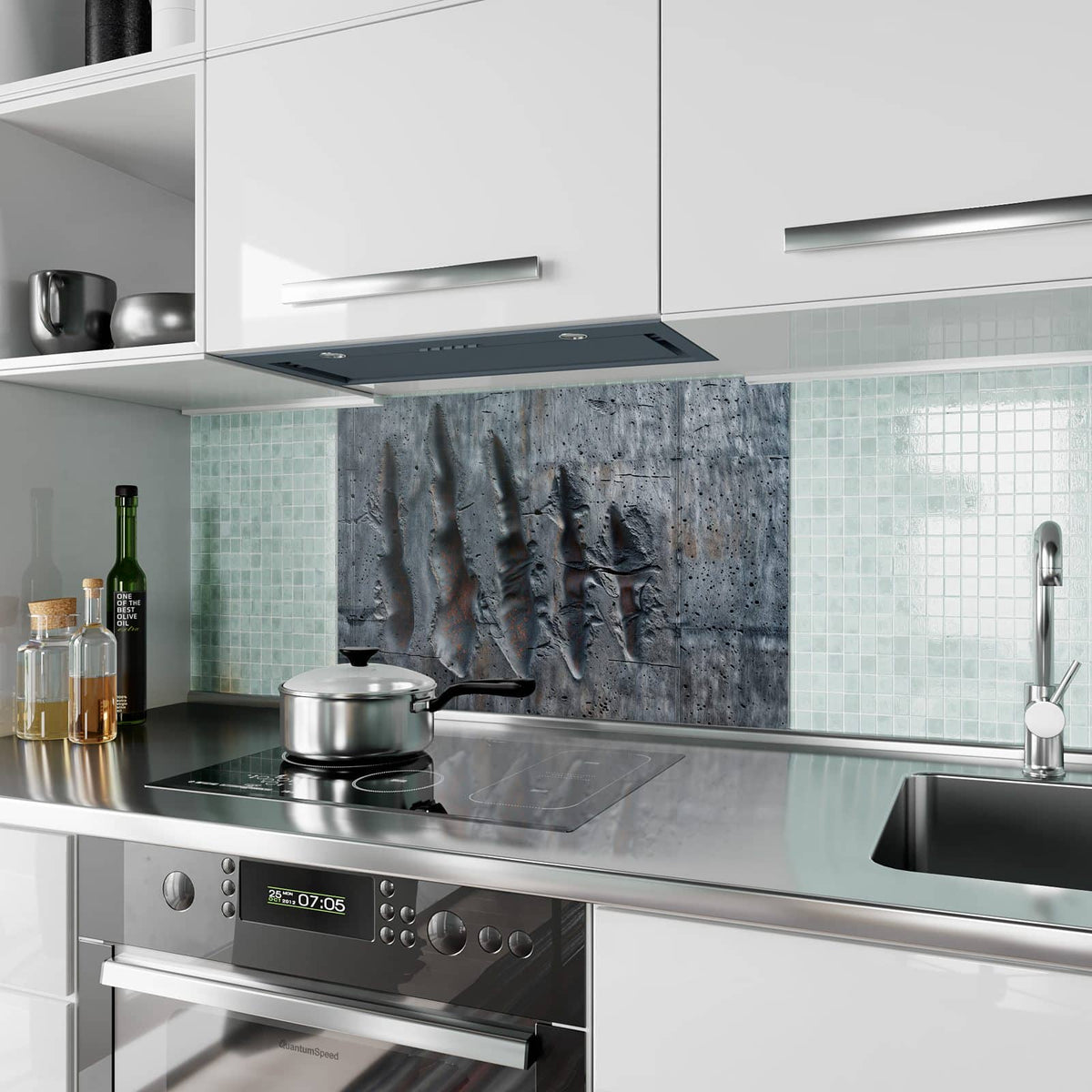 Küchenrückwand aus Glas Rostspuren im Beton im Hochformat als Spritzschutz hinter dem Kochfeld, über dem Fliesenspiegel montiert