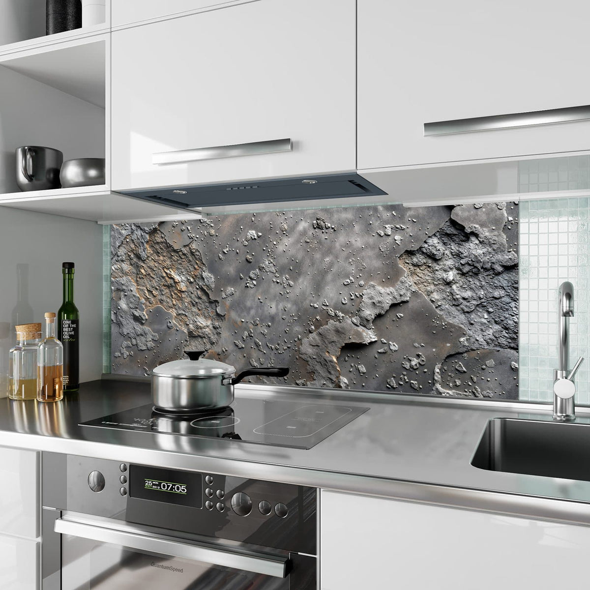 Küchenrückwand aus Glas Rauer Beton im Hochformat als Spritzschutz hinter dem Kochfeld, über dem Fliesenspiegel montiert