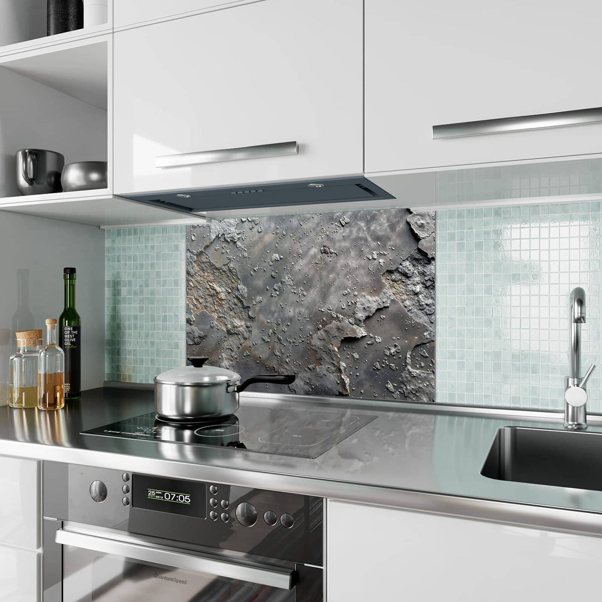 Küchenrückwand aus Glas Rauer Beton im Hochformat als Spritzschutz hinter dem Kochfeld, über dem Fliesenspiegel montiert