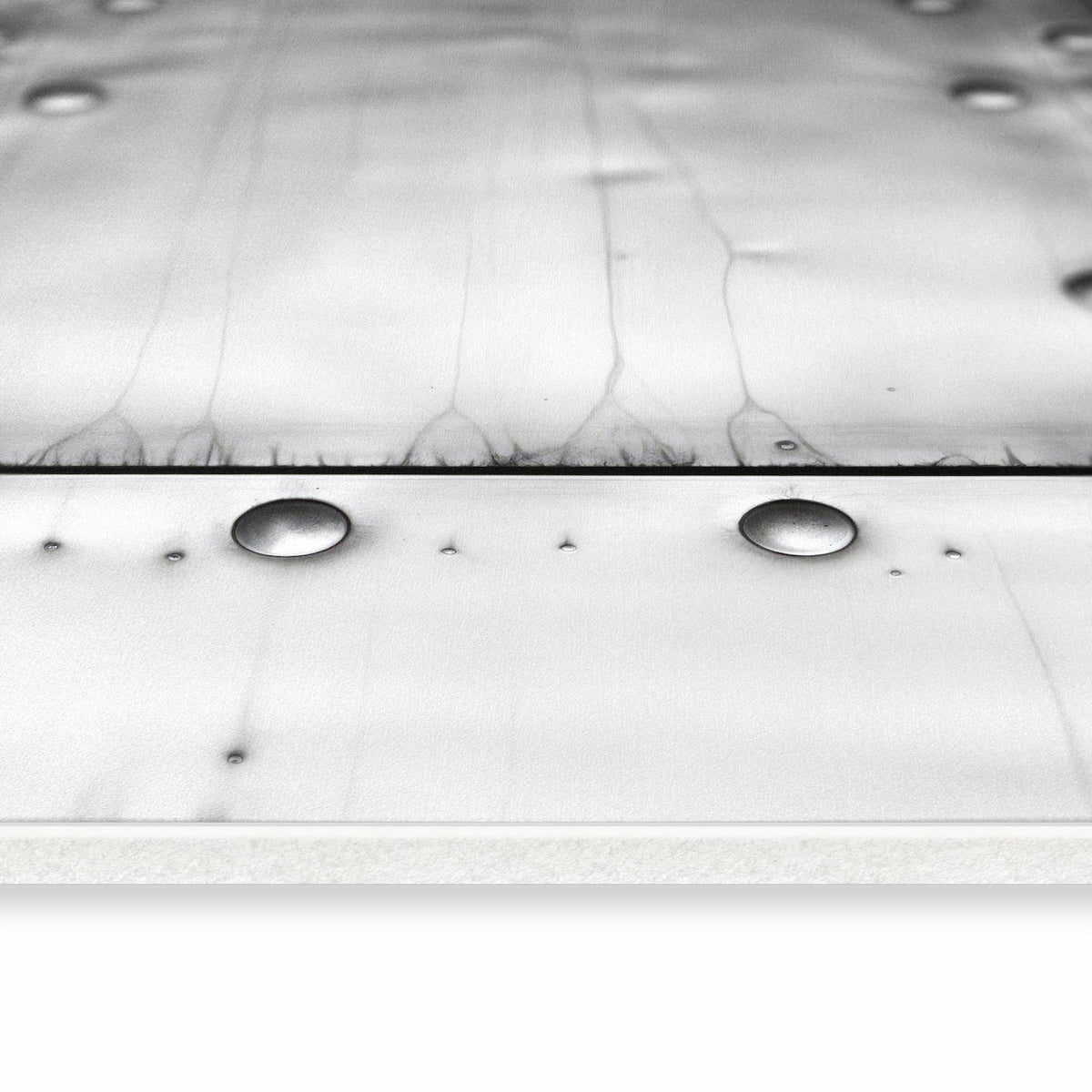 Bodenschonender Küchenläufer mit Motiv Metallplattenoptik in seitlicher Ansicht