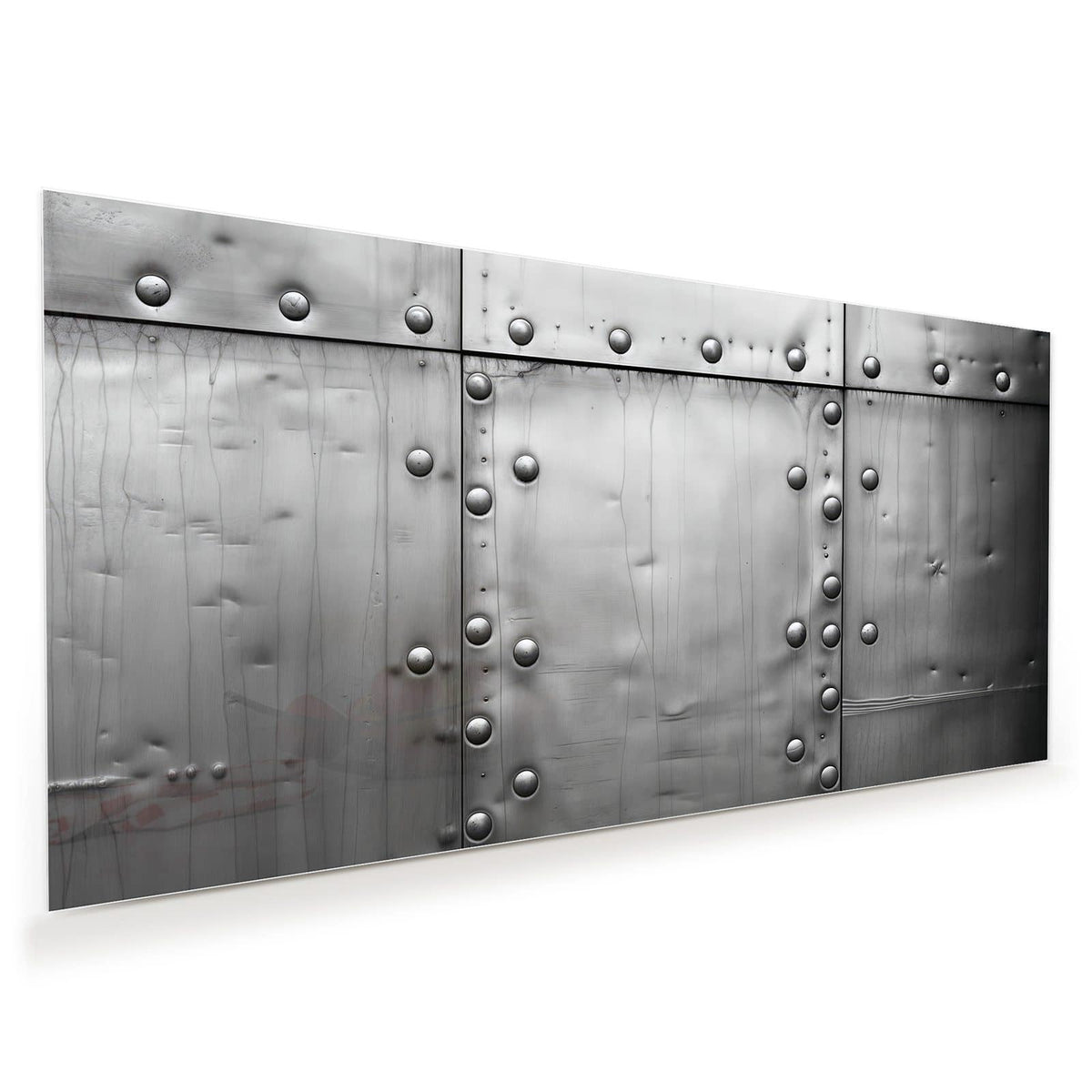 Silbrig glänzende, glatte Metallplatten mit Reihen halbrunder Nieten und Laufspuren